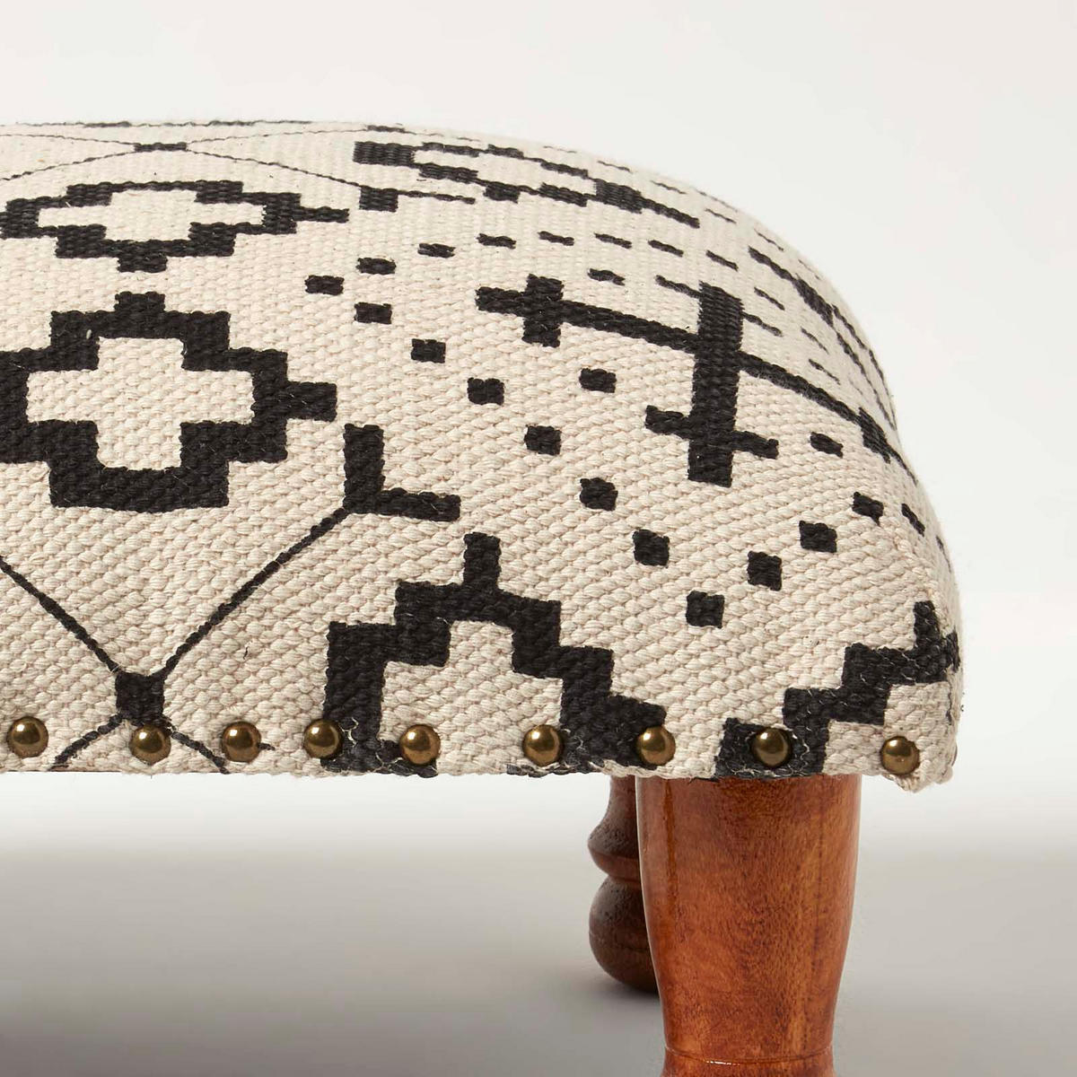 HOCKER Reva mit Holzbeinen, schwarz-creme gemustert, 40/40 cm - Schwarz, Textil (40/25/40cm) - Homescapes