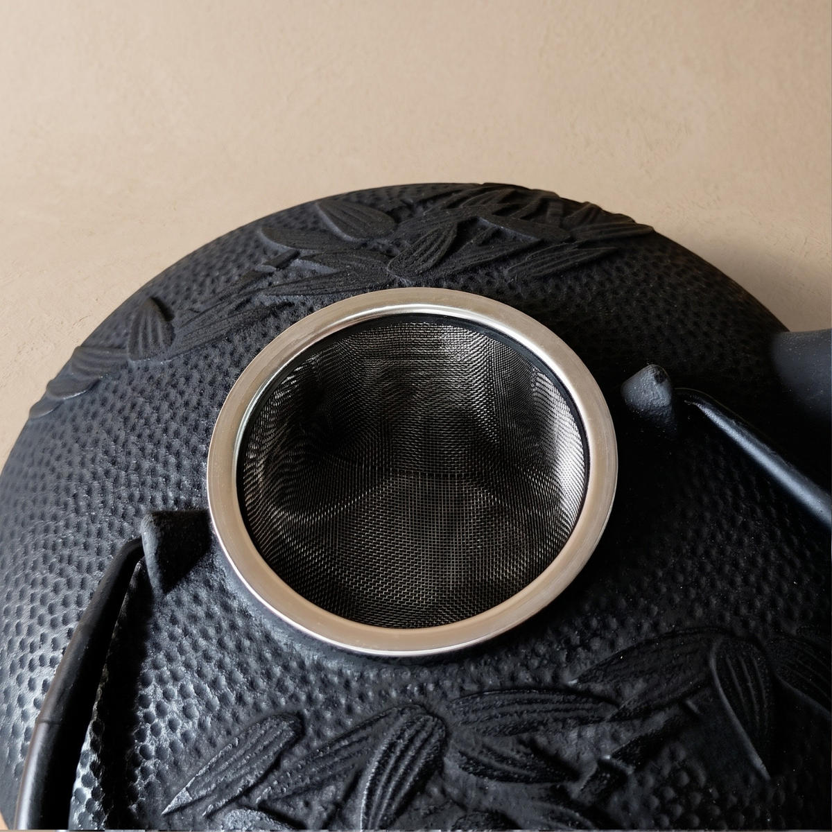 TEEKANNE Gusseisen mit Sieb Naro Schwarz 800 ml 18/22/15 cm - Schwarz, Metall (22/18cm) - AROMELIO