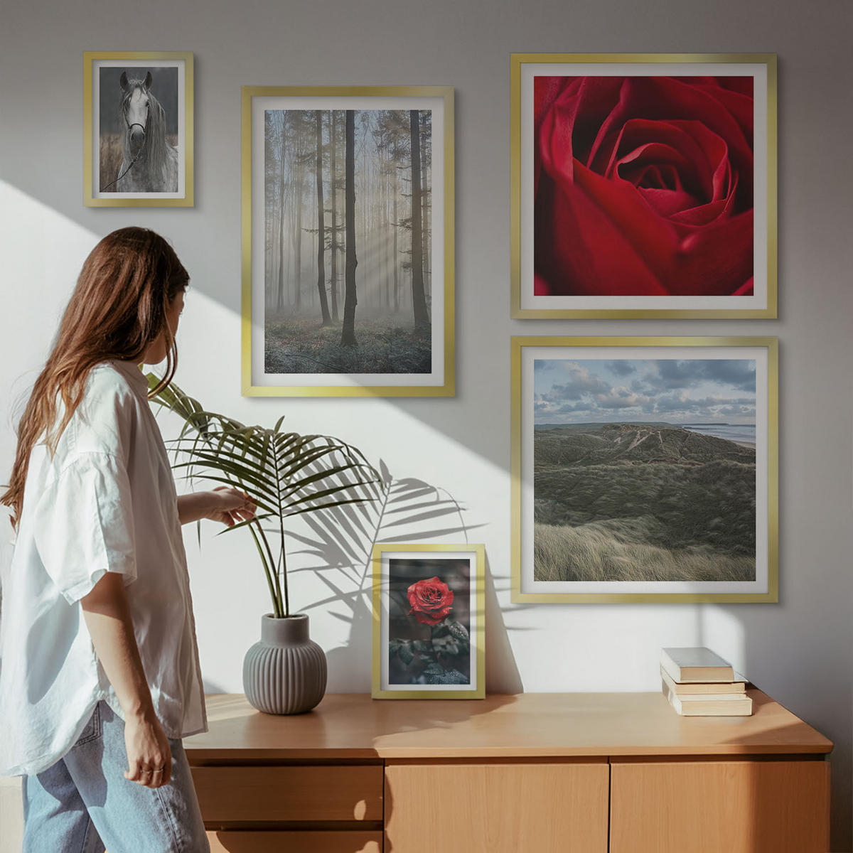 WANDBILDER 5er Set - 50x50 cm & 20x30 cm & 40x60 cm Goldrahmen - Rote Rosen auf pferdegrauem Hintergrund - Goldfarben, Kunststoff (40/60cm) - ArtPrintCave