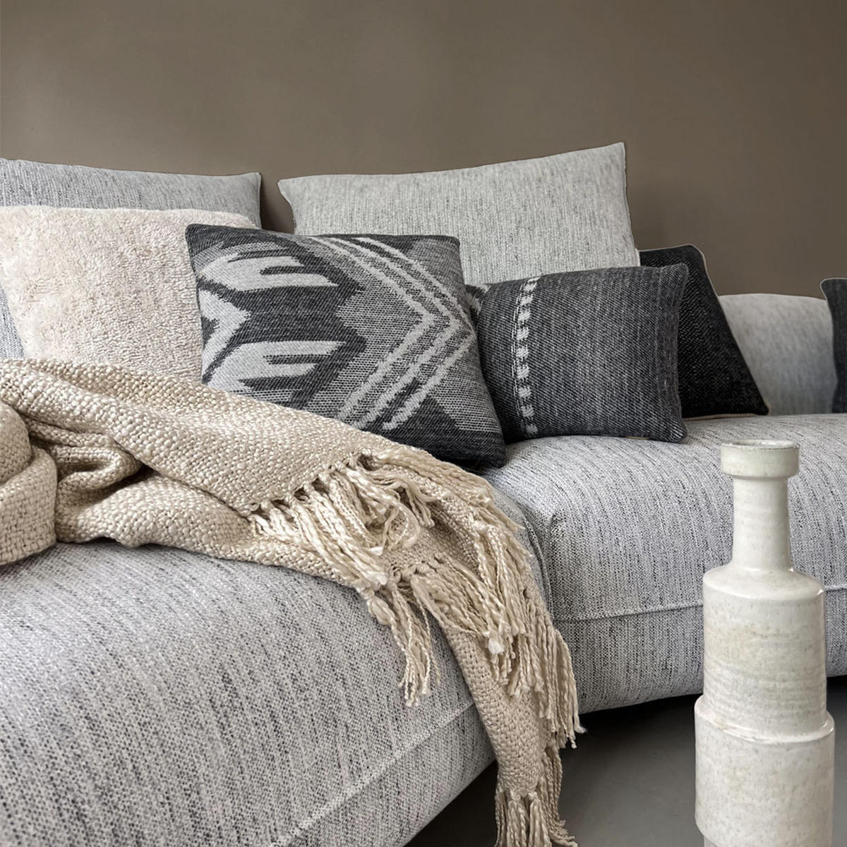 WOLLKISSEN Mochica schwarzes Ornament, quadratisch 45x45 - Anthrazit/Hellgrau, Textil (45/45/12cm) - Malagoon