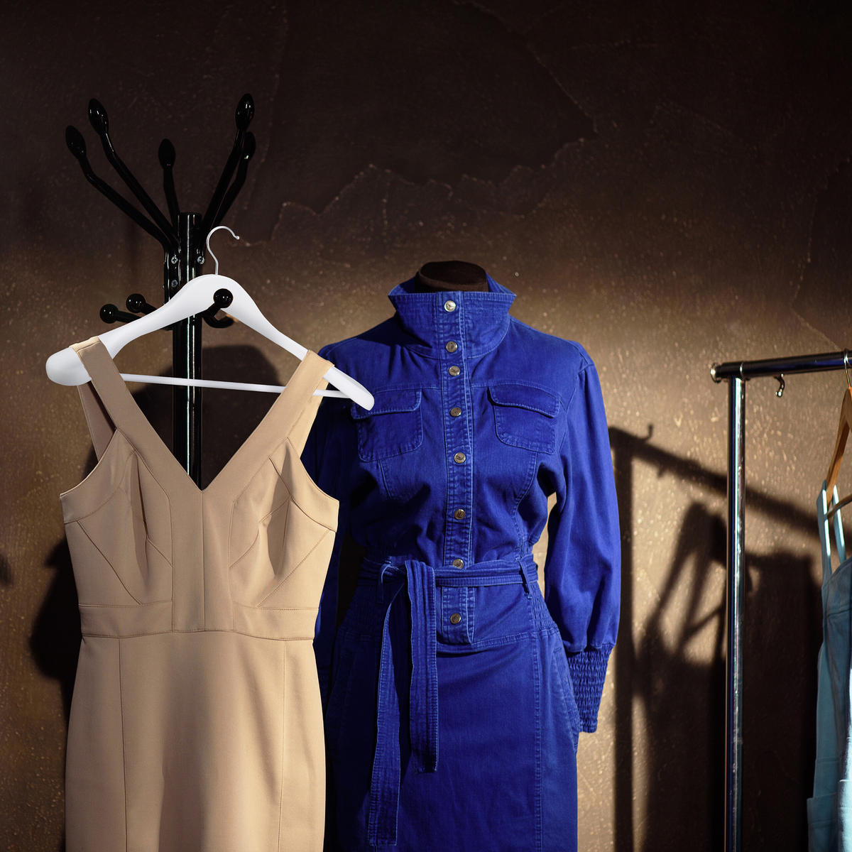 5XVEŠIAKY na oblek - biela, kov/drevo (44.5/24/5.5cm) - Relaxdays