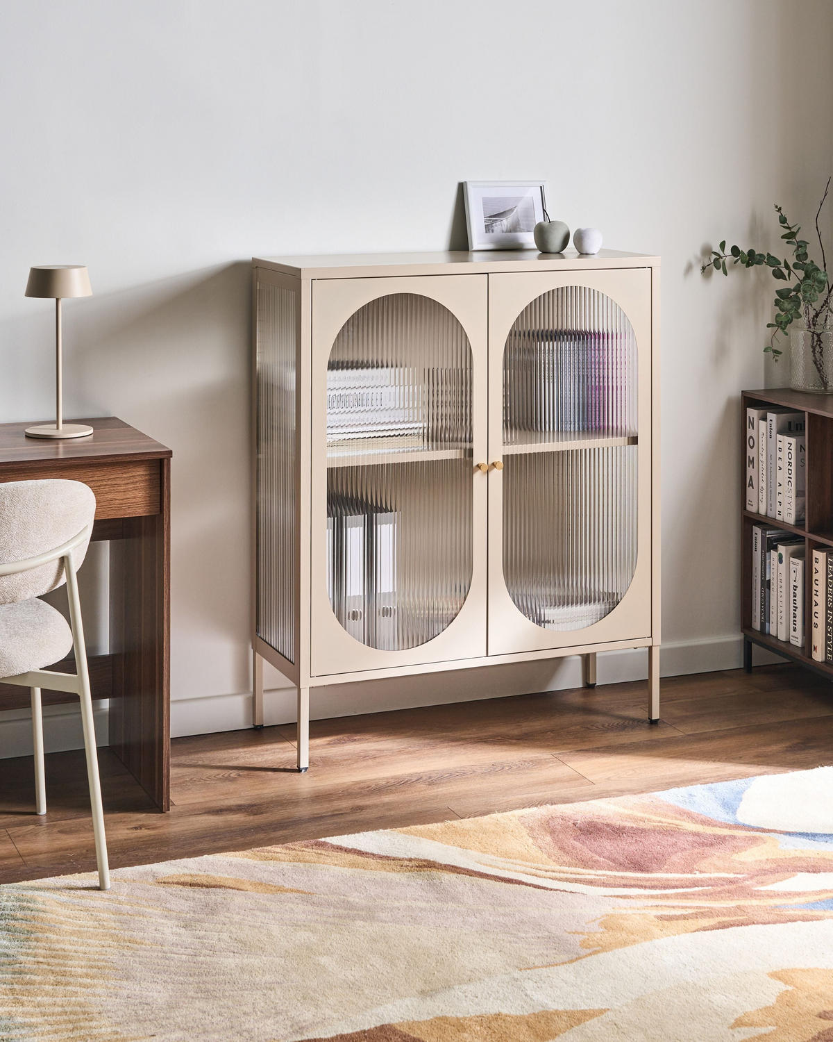 SIDEBOARD se skleněnými dveřmi Kov 90 cm Béžový Sarre - béžová, kov (90/111/35cm) - Beliani
