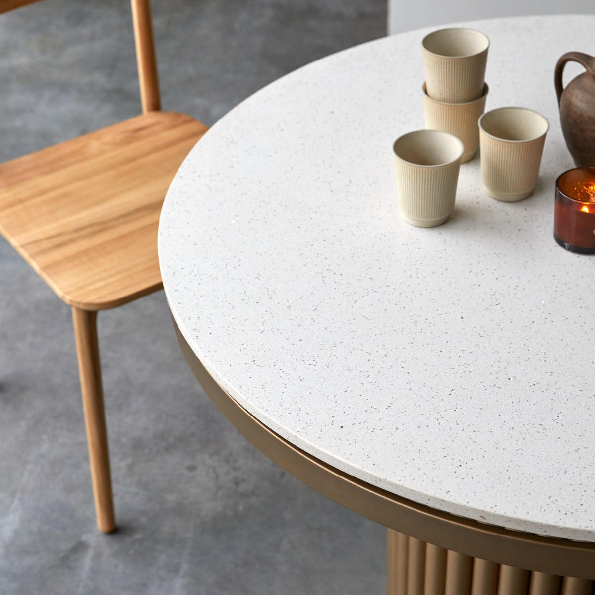 TISCH Isaure Weiß aus Terrazzo - Weiß, Stein (107/107/76cm) - Tikamoon