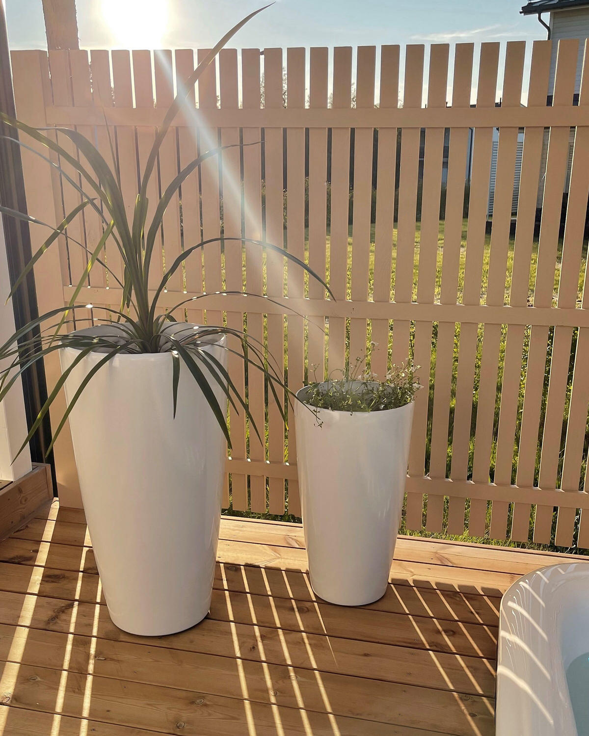 KVĚTINÁČ bílý kulatý 40/40/75 cm Tseria - bílá, kámen (75cm) - Beliani