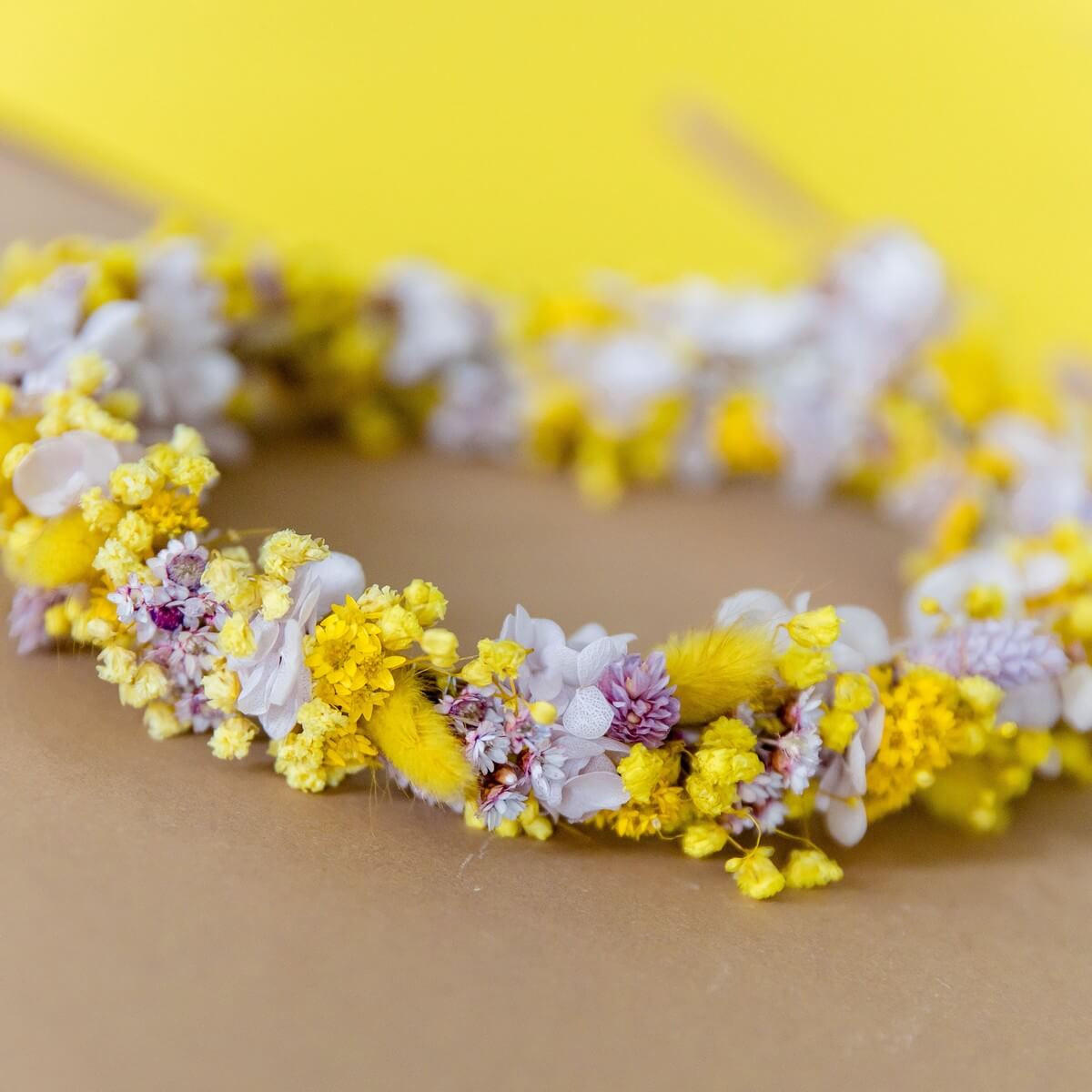 HAARKRANZ Trockenblumen in gelb und braun, in weiß abgesetzt - gelb - Gelb, Naturmaterialien (30cm) - Lykke & You