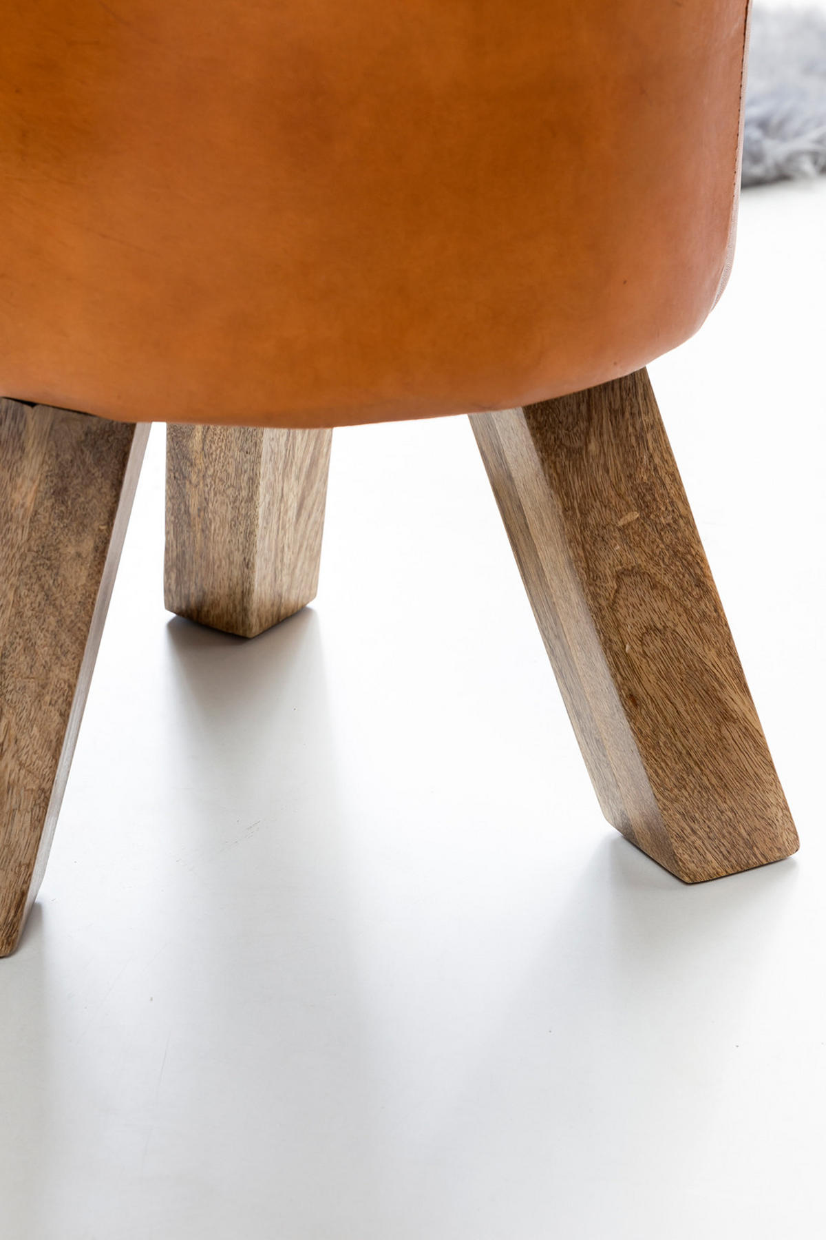 SITZHOCKER – Ziegenleder/Holz, 45 cm, Country-Stil - Braun, Mangoholz/Leder (37/45/37cm) - KADIMA DESIGN