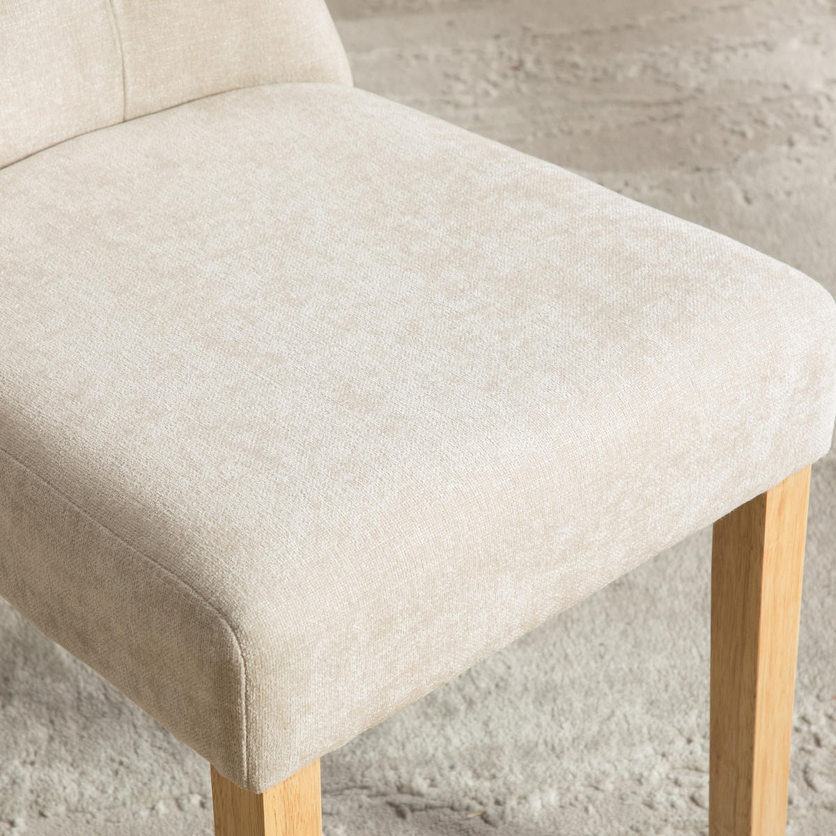 MATSTOLAR 2-pack i Chenille och Massivt Trä, med nitdekor och resårkärna - Beige, Textil (62.5/92/45cm) - Urban Meuble