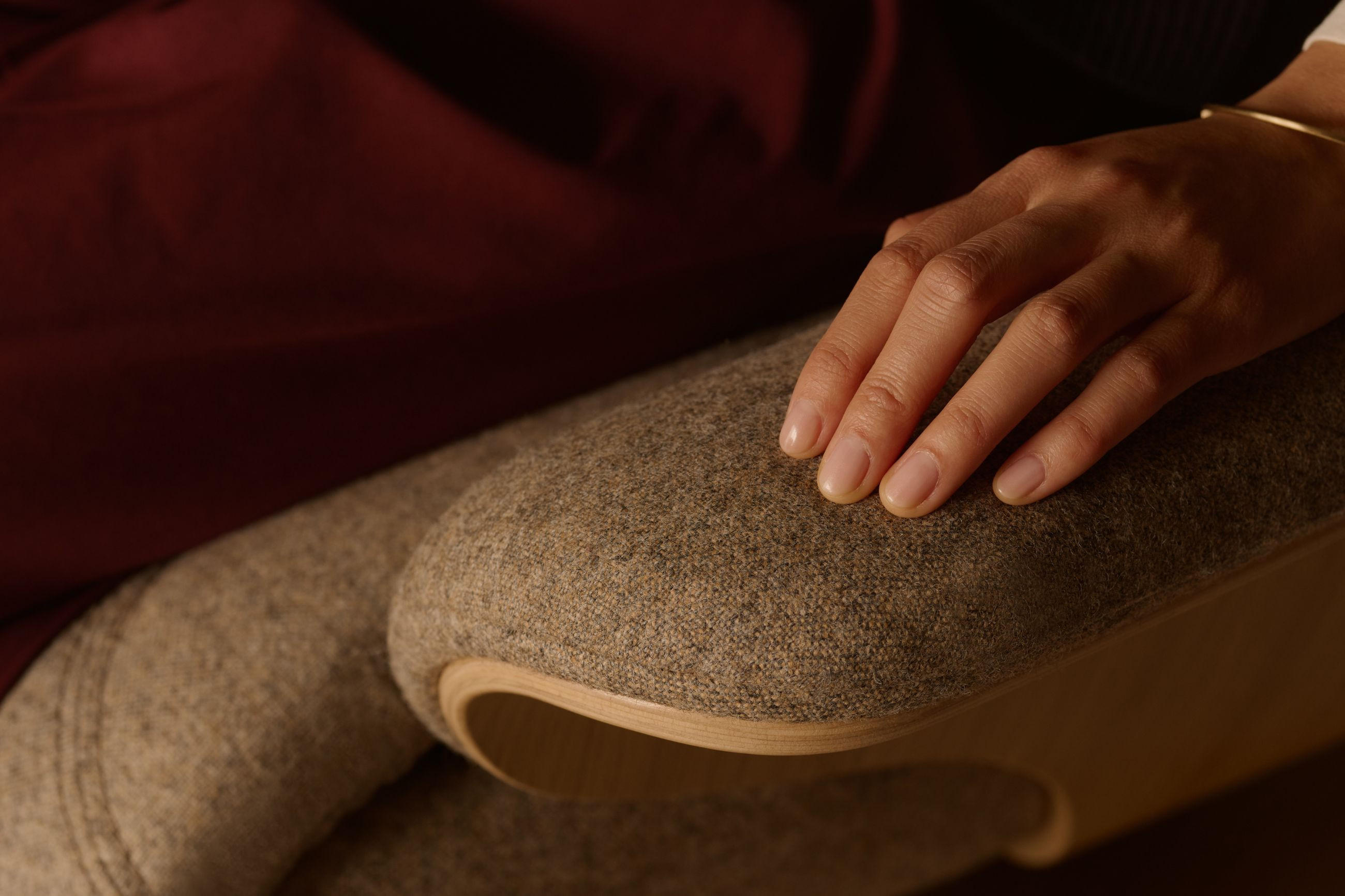 Detailaufnahme einer Hand auf Armlehne von Relaxsessel der Marke STRESSLESS.