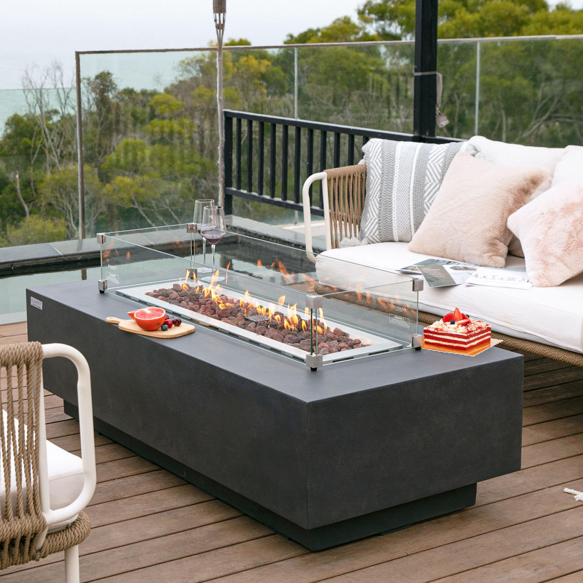 FEUERTISCH Granville Gasfeuerstelle aus GF-Beton - 4-tlg. Set inkl. Glasumrandung, Brennerabdeckung und Gasflaschen-Abdeckung - Dunkelgrau, Naturmaterialien (70/43/152cm) - Elementi