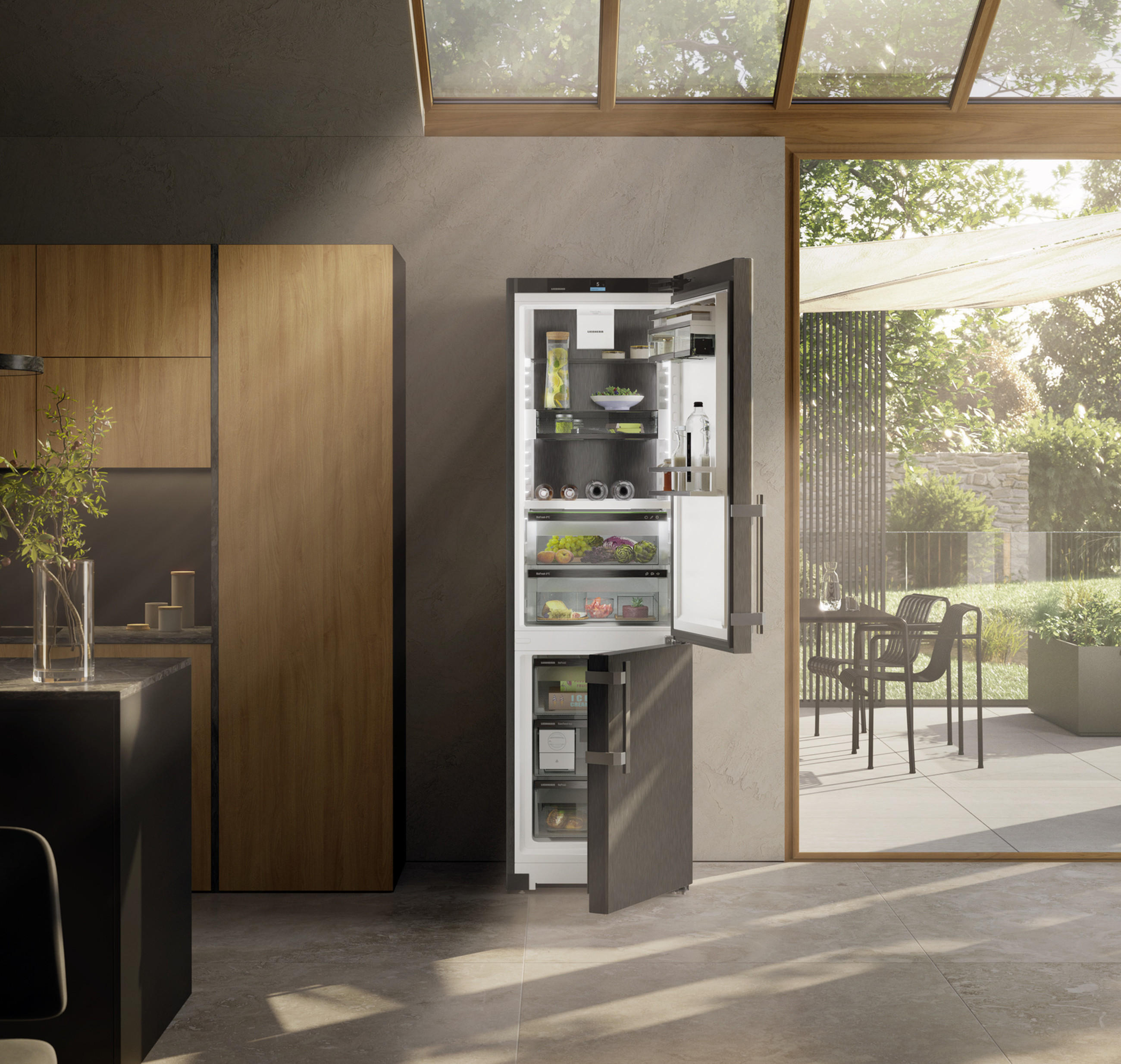 Stilvolle Küche mit offenem LIEBHERR Kühlschrank, der das Innenleben mit allen Aufteilungen zeigt.