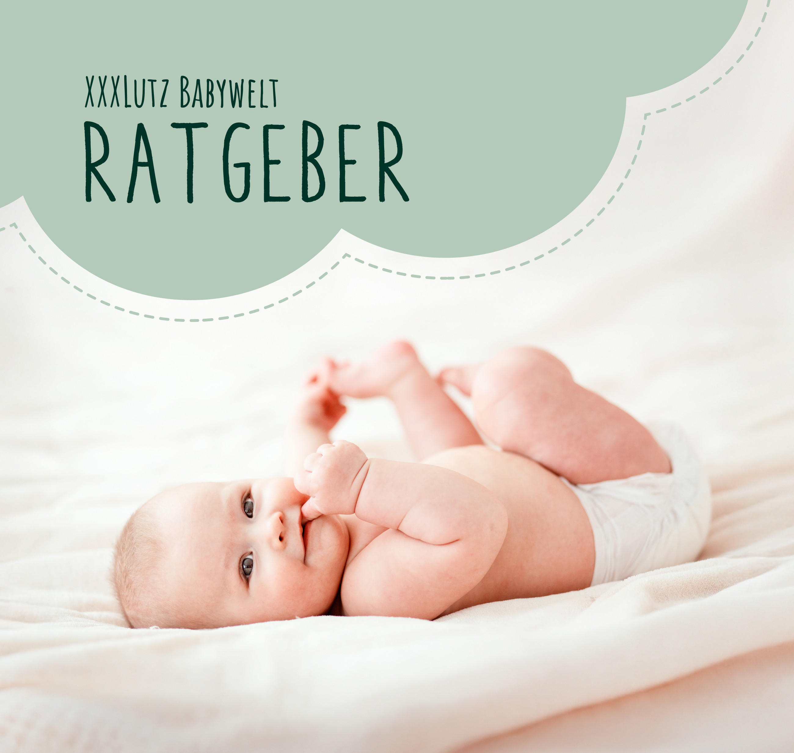 Baby in Windel liegt auf hellem Bett, links oben Wolkenform mit dem Text 'XXXLUTZ BABYWELT RATGEBER'
