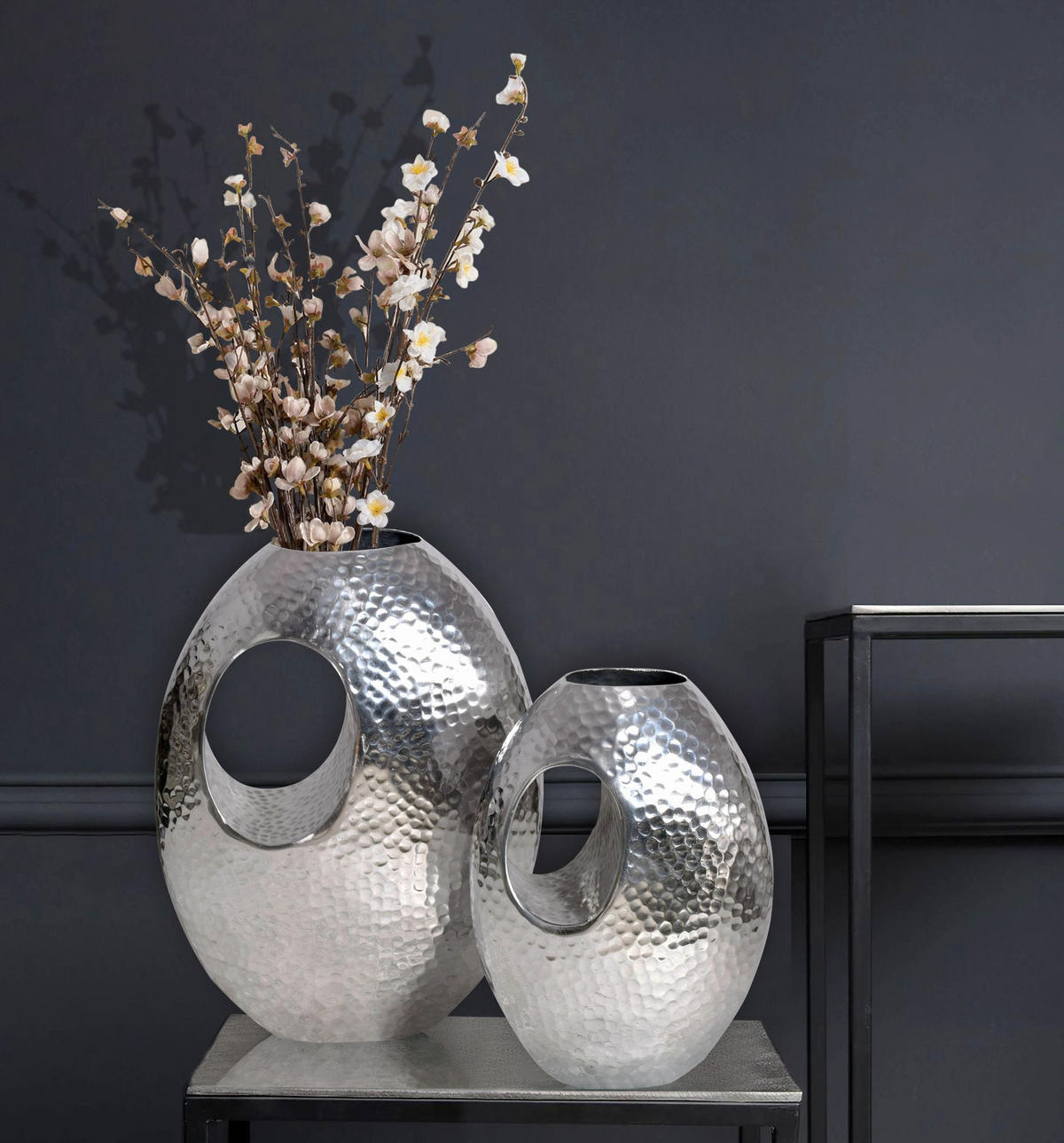 VASE 2er Set Aluminium mit Tragegriff Hammerschlag Modern Handgefertigt, Silbern 29x17x39 cm - Silberfarben, Metall (39cm) - KADIMA DESIGN