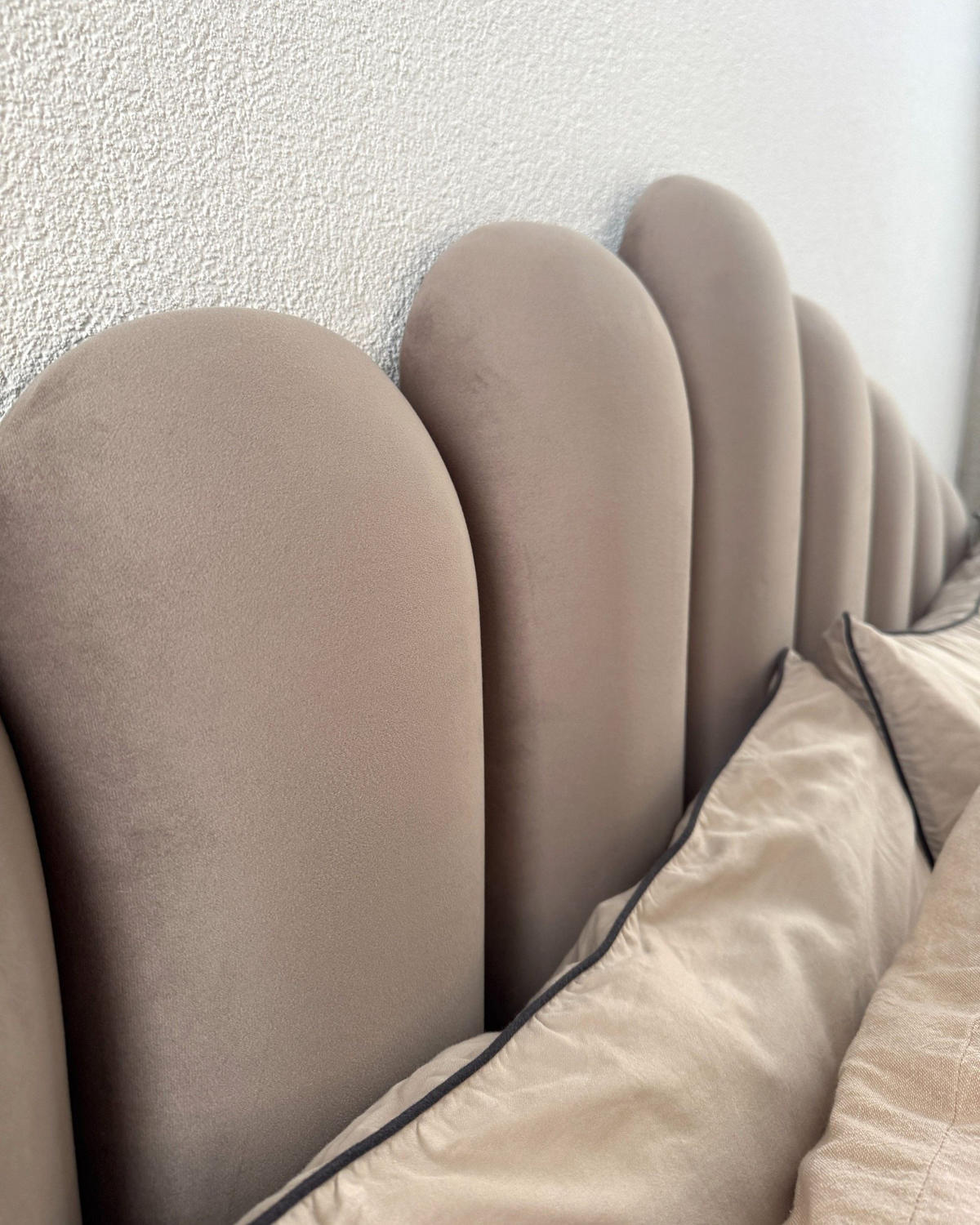 PAT cu somieră 180/200 cm taupe Vincennes - taupe/negru, material textil (180/200cm) - Beliani