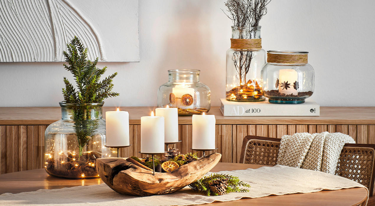 Adventskranz mit brennenden Kerzen beige
