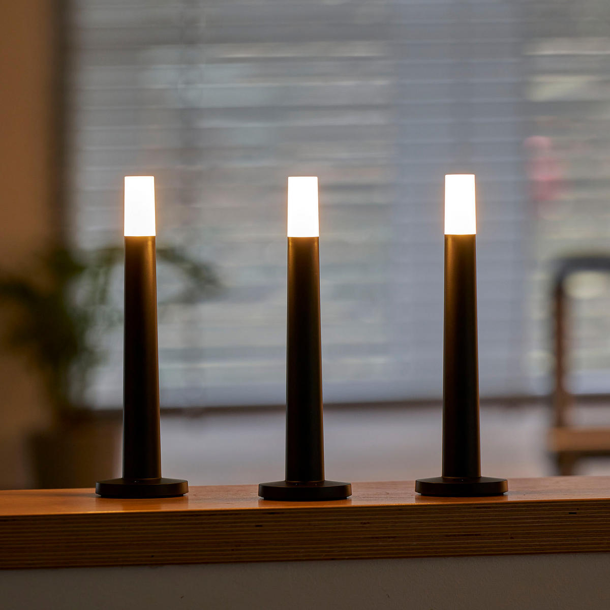 LED-STABKERZEN - dimmbar in warmweiß mit induktiver Ladeschale und Touchtaste für Innen und Außen, 3er-Set - Schwarz, Kunststoff (24/29.5/10.3cm) - Northpoint