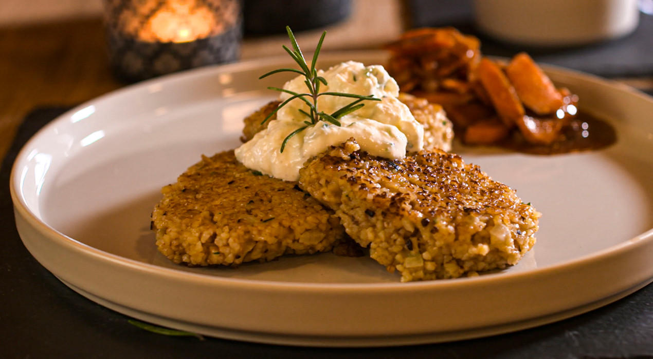 XXXLecker-Bulgur-Koefte-mit-Feta-Dip-und-karamellisierten-Moehren