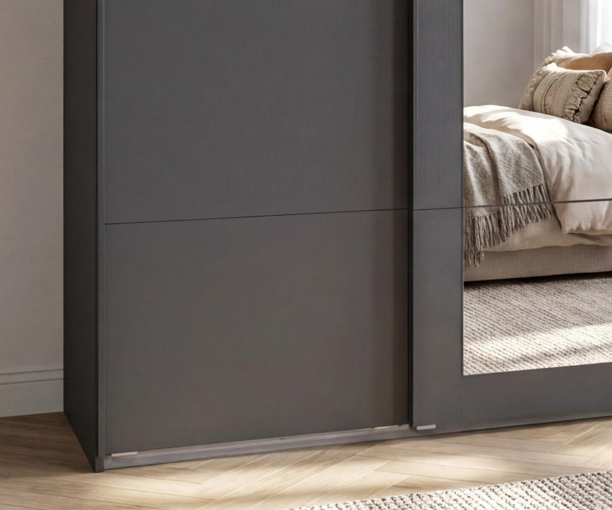 SCHWEBETÜRENSCHRANK 3-türig B225/H208/64 cm Kleiderschrank in Grafit, mittig Spiegel, Griffe Schwarz / 22627 - Schwarz/Graphitfarben, Holzwerkstoff/Metall (225/208/64cm) - luma-home