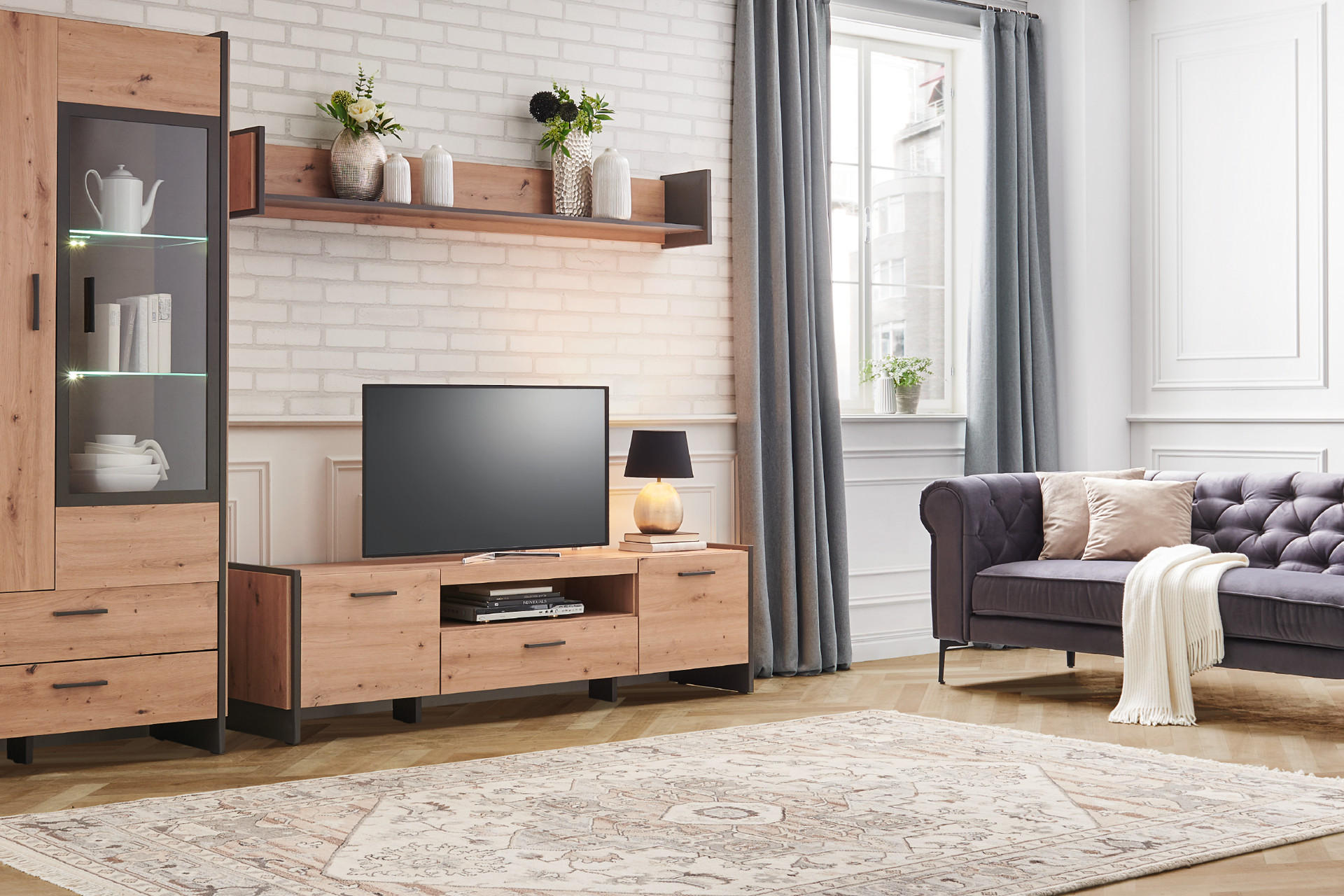 Wohnwand in Holzoptik und graue Couch