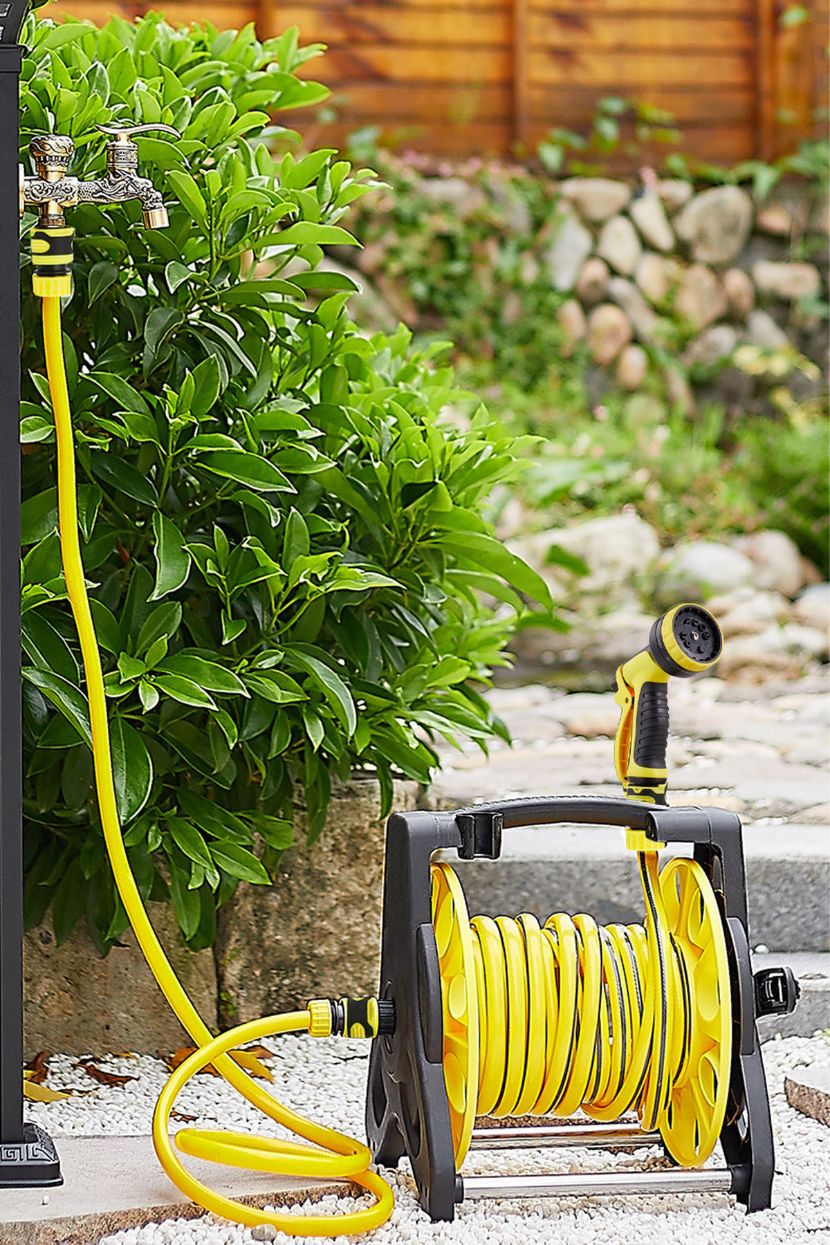 GARTENSCHLAUCHWAGEN 25m mit gummibeschichteter Spritzpistole 10 Sprühmodi PP Rahmen gelb/schwarz 35cm(W) x 30cm(D) x 30cm(H) - Gelb, Kunststoff (35cm) - Livingandhome