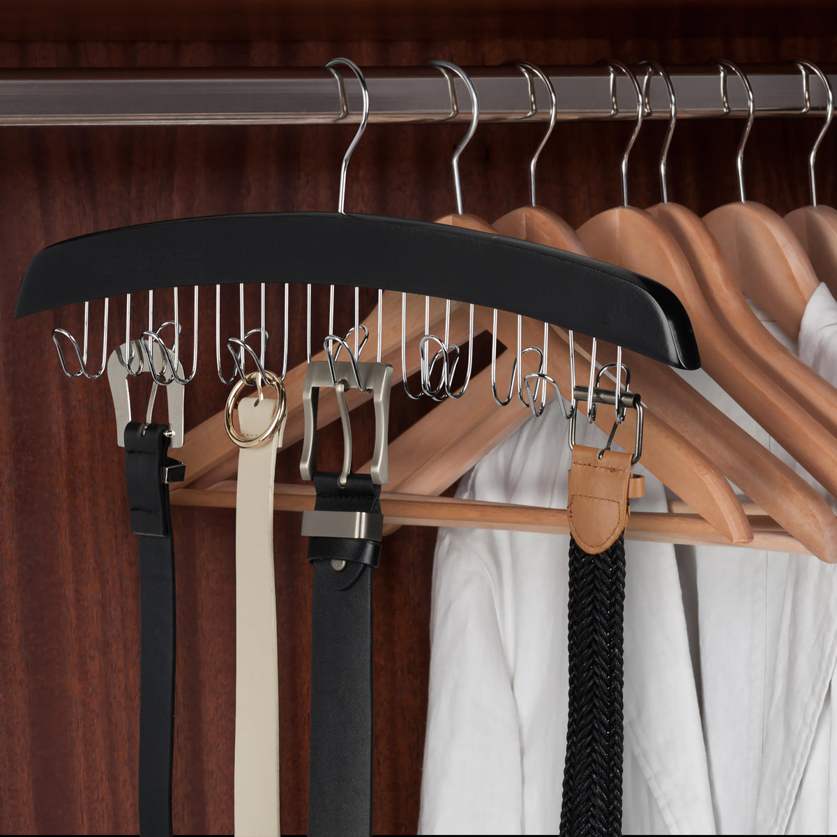 DRŽIAK opasku - čierna, kov/drevo (43/17.5/5.5cm) - Relaxdays