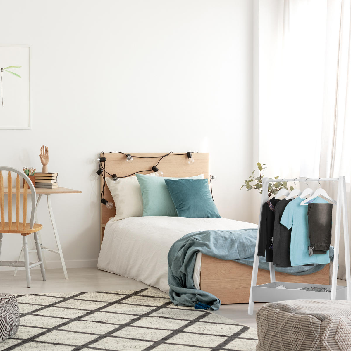 STOJAN na detské šaty - biela, drevo/kompozitné drevo (63.5/99/42cm) - Relaxdays