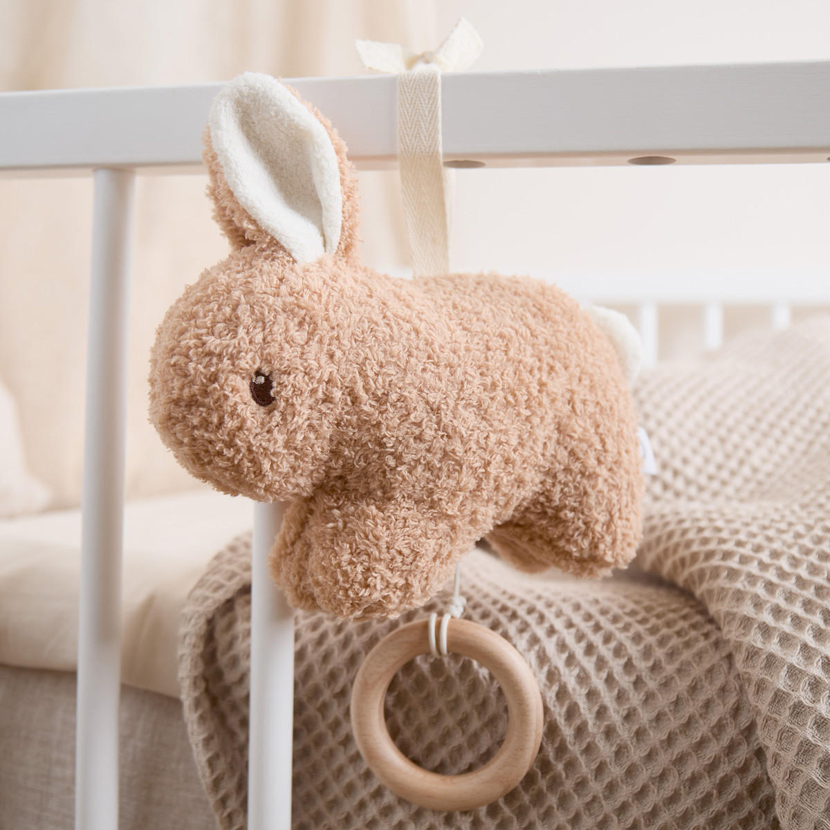 MUSIKSPIELUHR Hase aus Boucle - Ab Gebur - Braun, Textil (18/20cm) - Bieco Spielwaren