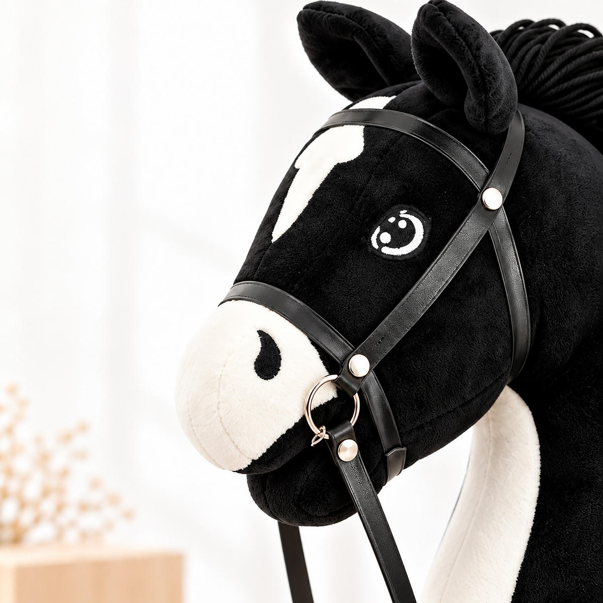 KONÍK Černý na tyči plyšový 71 cm s odnímatelnou bukovou tyčí - černá, dřevo/textil (12/71/29cm) - Relaxdays