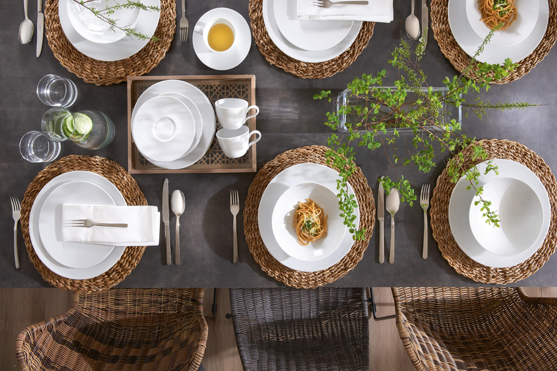 Bílý porcelánový servis - prostírání inspirace