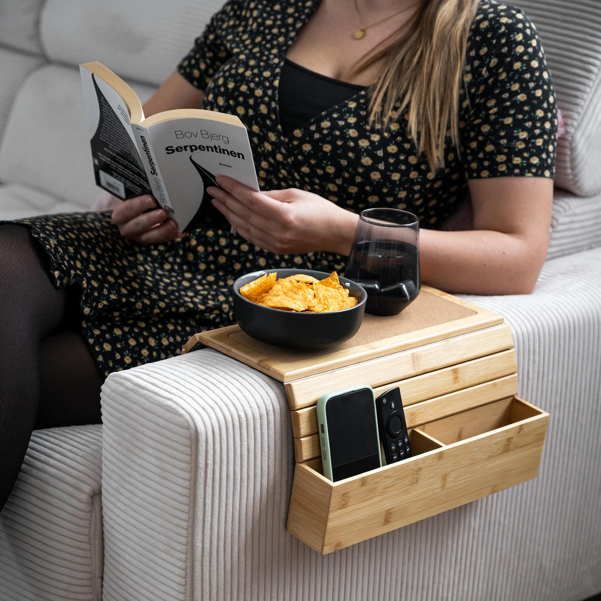 ARMLEHNEN-SOFATABLETT mit seitlichen Fächern, rutschfeste Korkablage, Bambus - Naturfarben, Naturmaterialien (47/6/34cm) - eluno