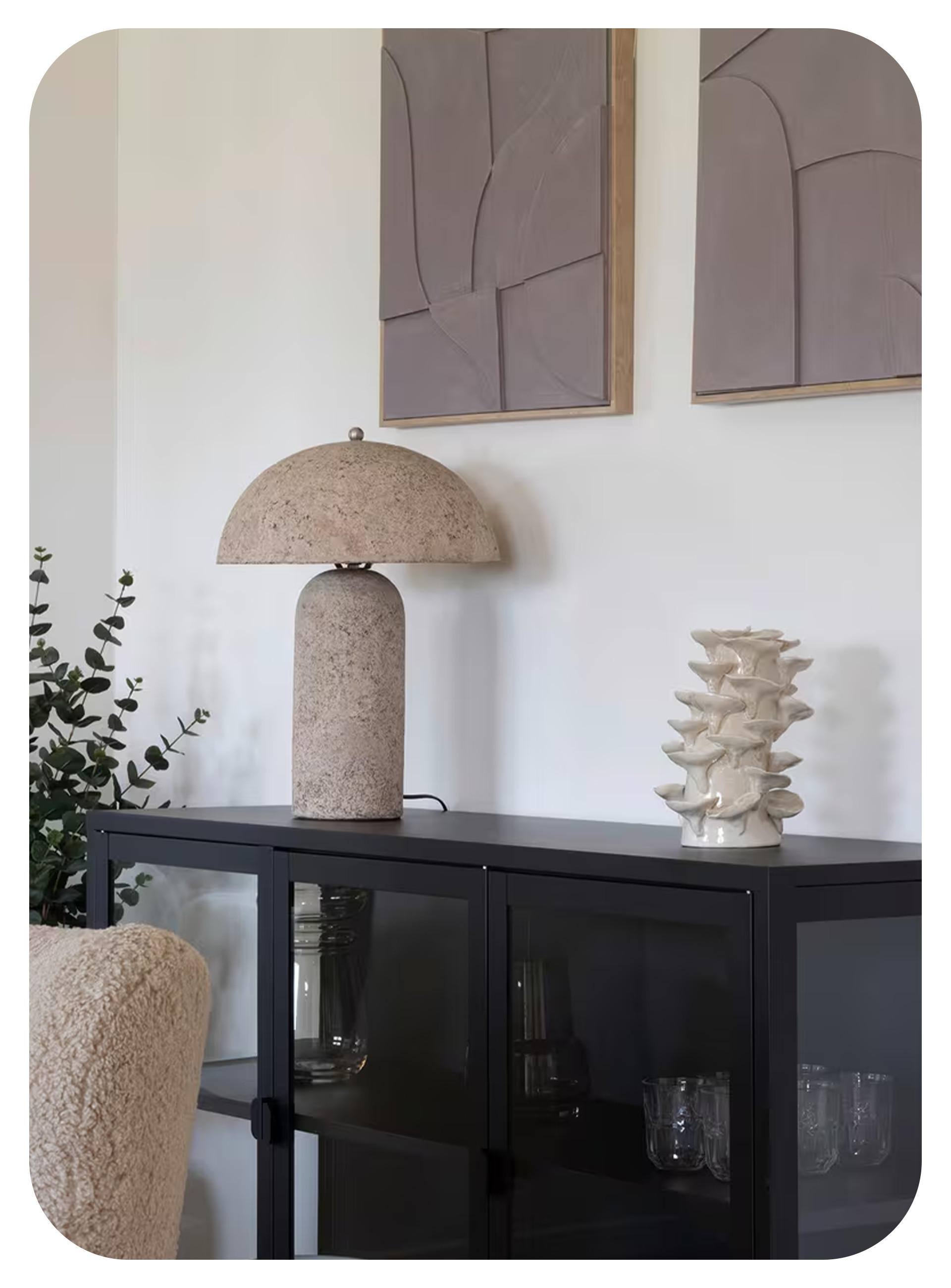 Dekoratives Sideboard mit Mushroom Lampe