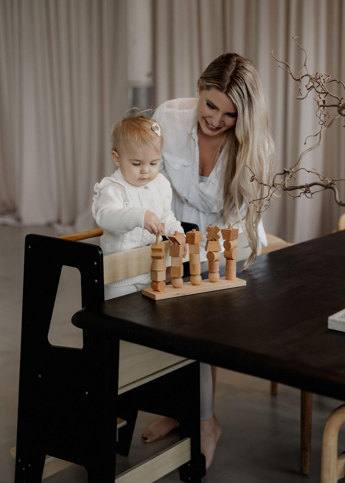 LERNTURM Steppy Höhenverstellbar Montessori Kippschutz schwarz/natur - Schwarz/Naturfarben, Holzwerkstoff (44/90/44cm) - Sämann – make a difference.