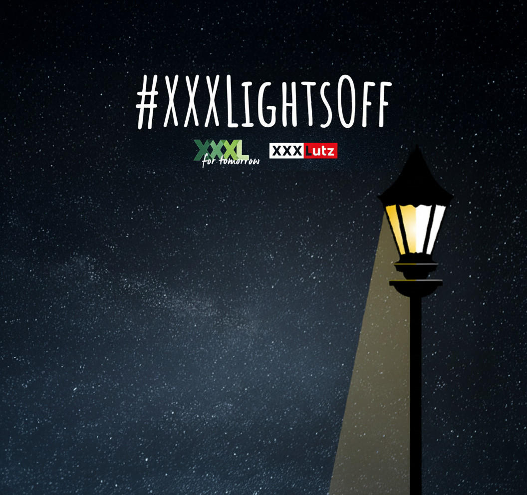 Sternenhimmel mit großem Schriftzug „#XXXLIGHTSOFF“, darunter „XXXL for tomorrow“ und „XXXLutz“, rechts eine leuchtende Straßenlaterne.