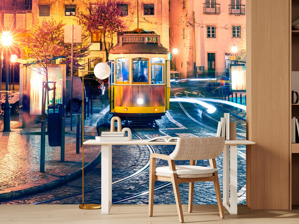 FOTOTAPETE für Wohnzimmer Lissabon Straßenbahn Nacht Altstadt 200x140 - Gelb/Beige, Papier (200/140cm) - Muralo