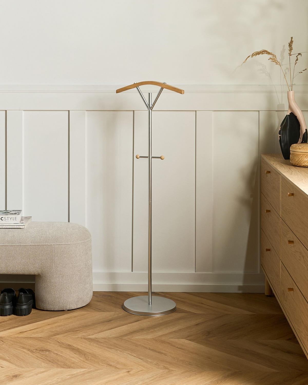 VĚŠÁK NA OBLEČENÍ Stříbrný Thompson - světle hnědá, kov (40/130/30cm) - Beliani