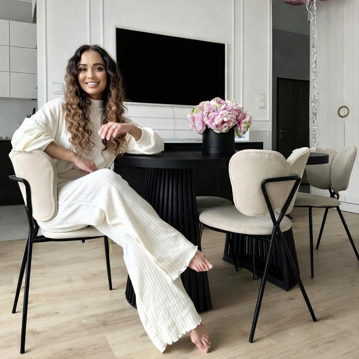 ESSTISCH runder ausziehbarer Tisch für Esszimmer DOVER 110 / 160 cm, Farbe: Eiche Sonoma / Schwarz - Schwarz/Sonoma Eiche, Holz (160/110/77cm) - Dekori_Interiors