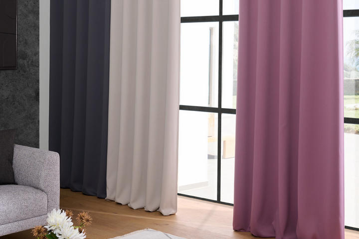 Vorhänge in Überlänge in den Farben lila, grau und weiß