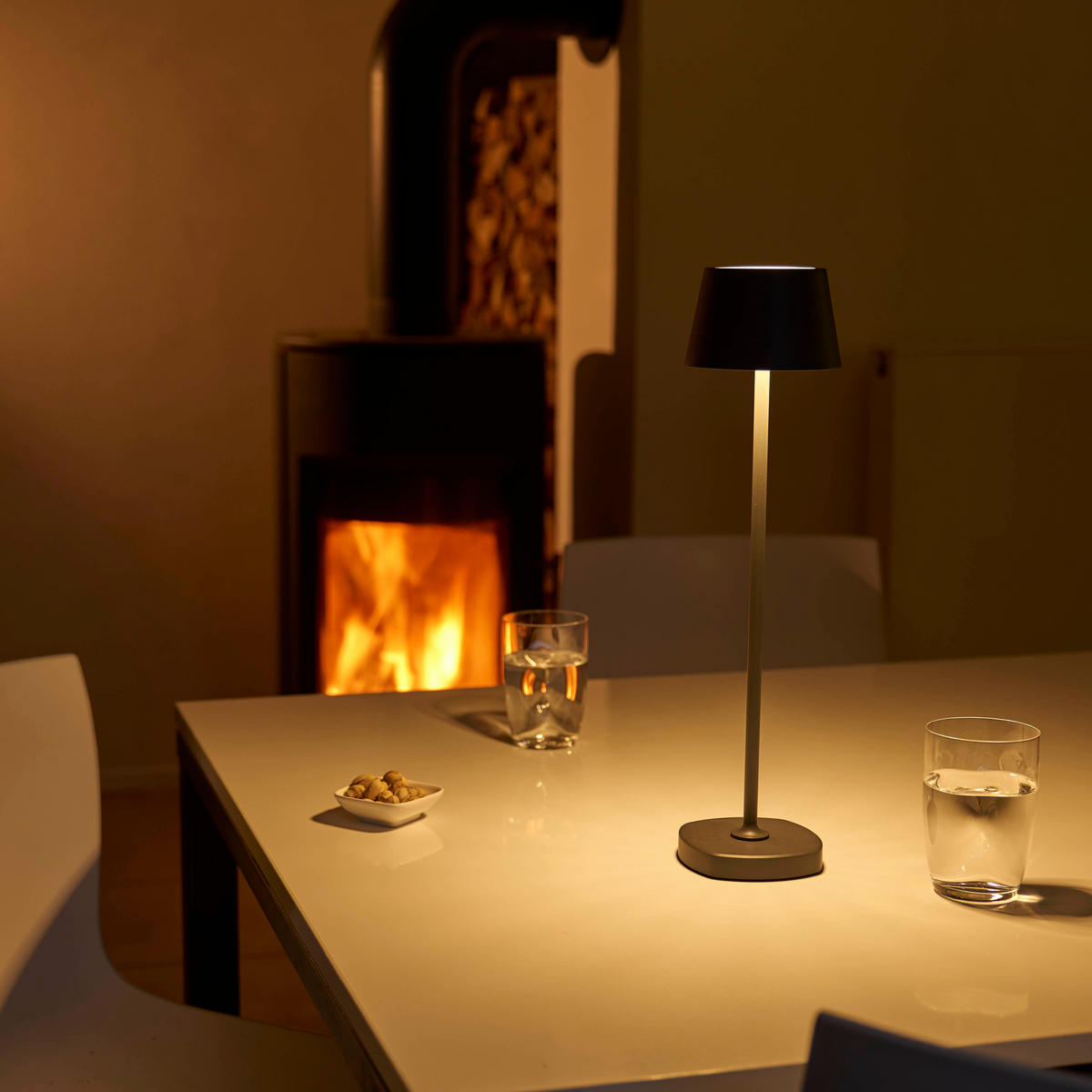 LED-AKKU Tischlampe mit Ladestation Ø 11 x 45 cm stufenlos dimmbar für Innen und Außen grau - Grau, Kunststoff (11/11/45cm) - Northpoint