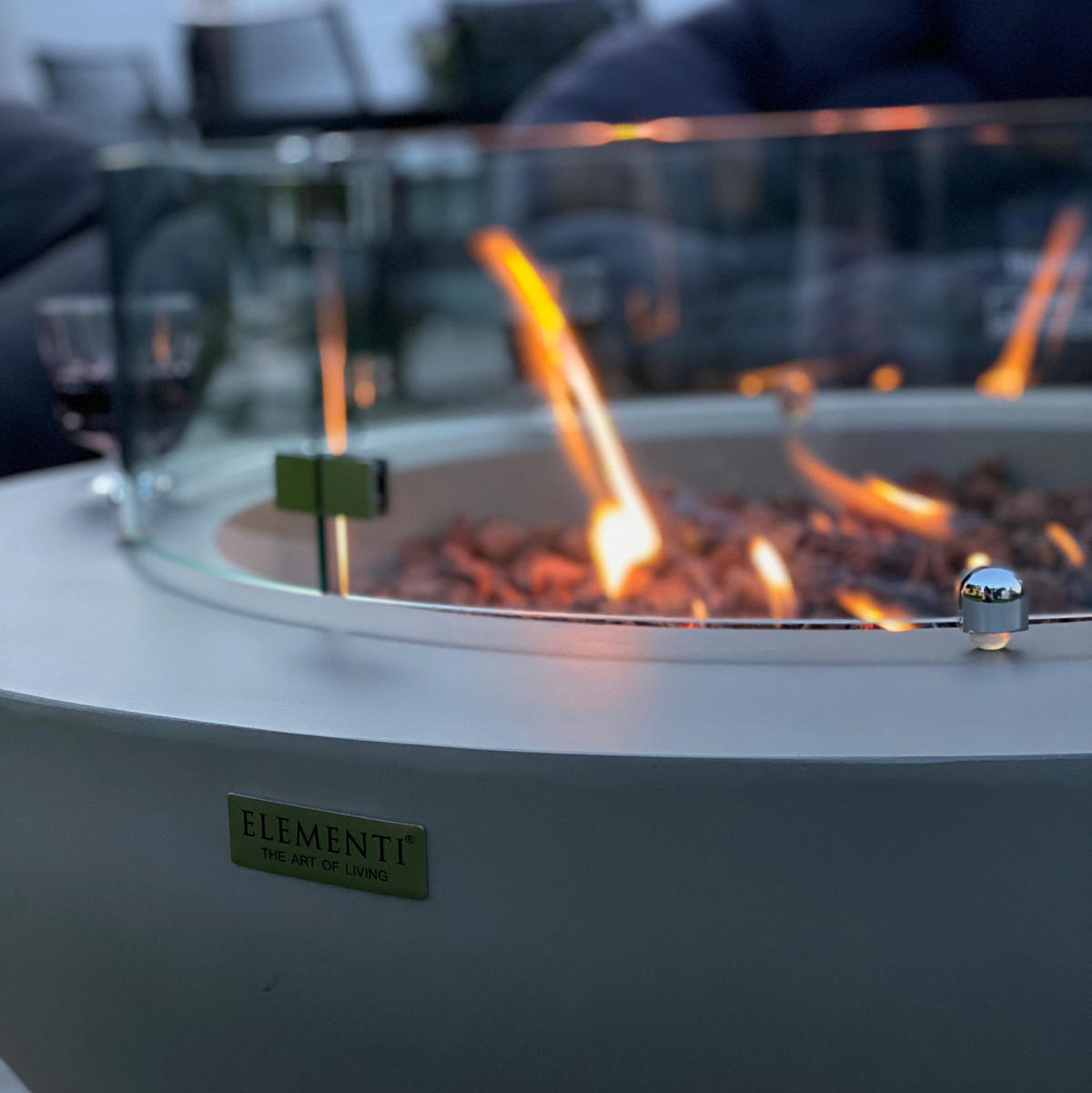 FEUERTISCH LUNAR BOWL Gasfeuerstelle aus GF-Beton - 4-tlg. Set inkl. Glasumrandung, Brennerabdeckung und Gasflaschen-Abdeckung - Hellgrau, Naturmaterialien (107/40/107cm) - Elementi