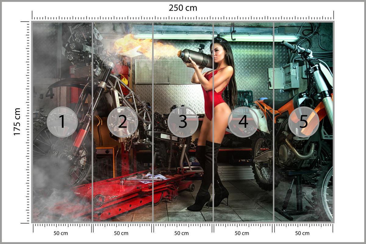 FOTOTAPETE Frau mit Brenner Garage Motorräder Werkzeuge 250x175 - Beige/Rot, Papier (250/175cm) - Muralo