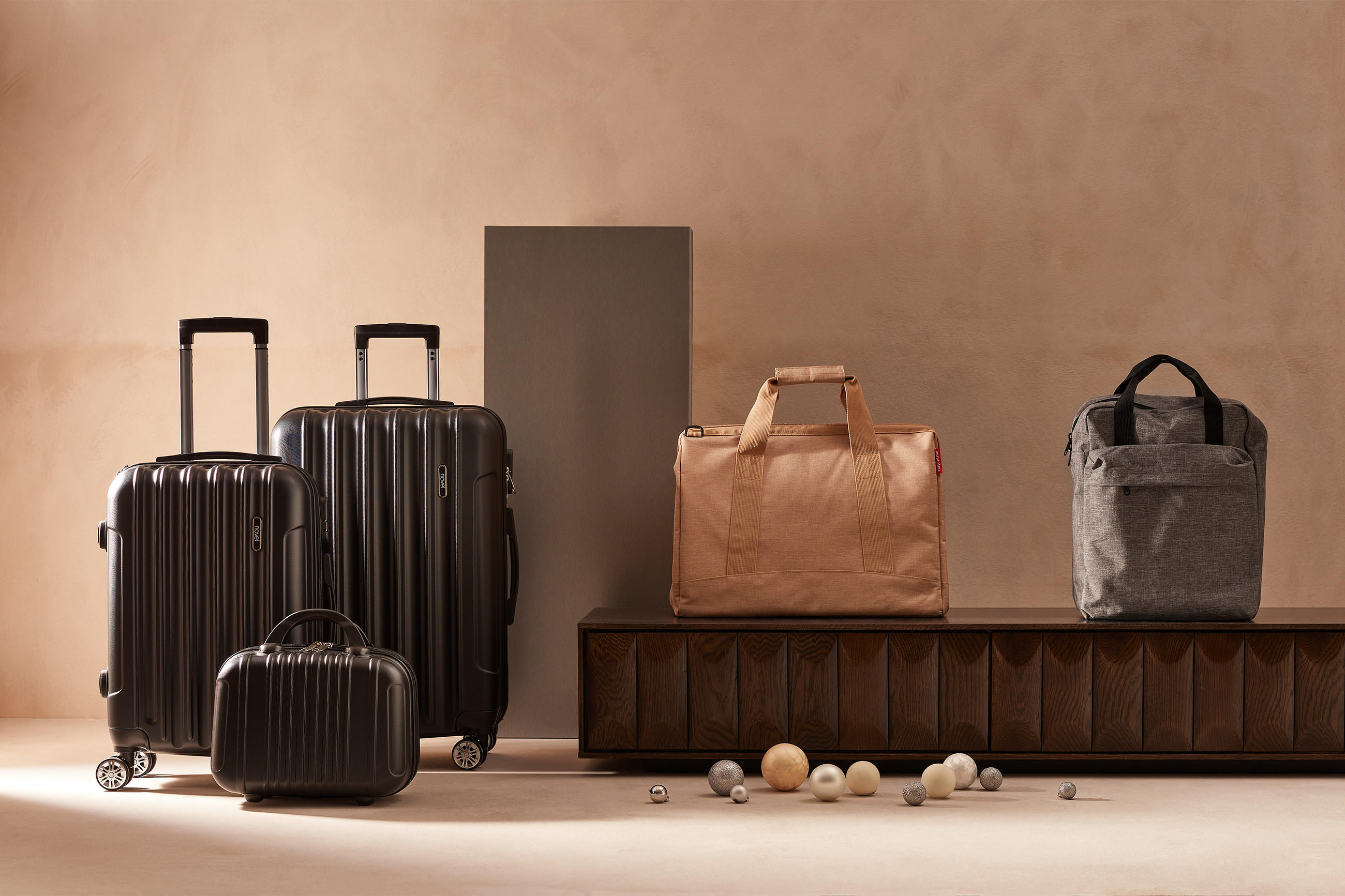 Kofferset in schwarz mit Reisetaschen in beige