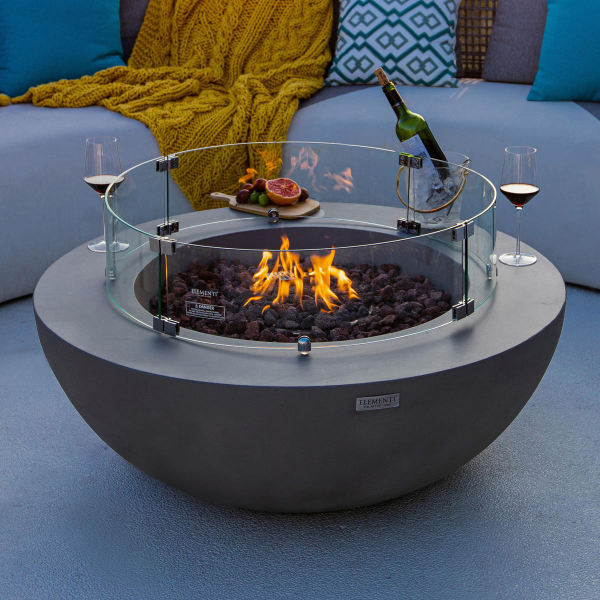 FEUERTISCH LUNAR BOWL Gasfeuerstelle aus GF-Beton - 4-tlg. Set inkl. Glasumrandung, Brennerabdeckung und Gasflaschen-Abdeckung - Hellgrau, Naturmaterialien (107/40/107cm) - Elementi