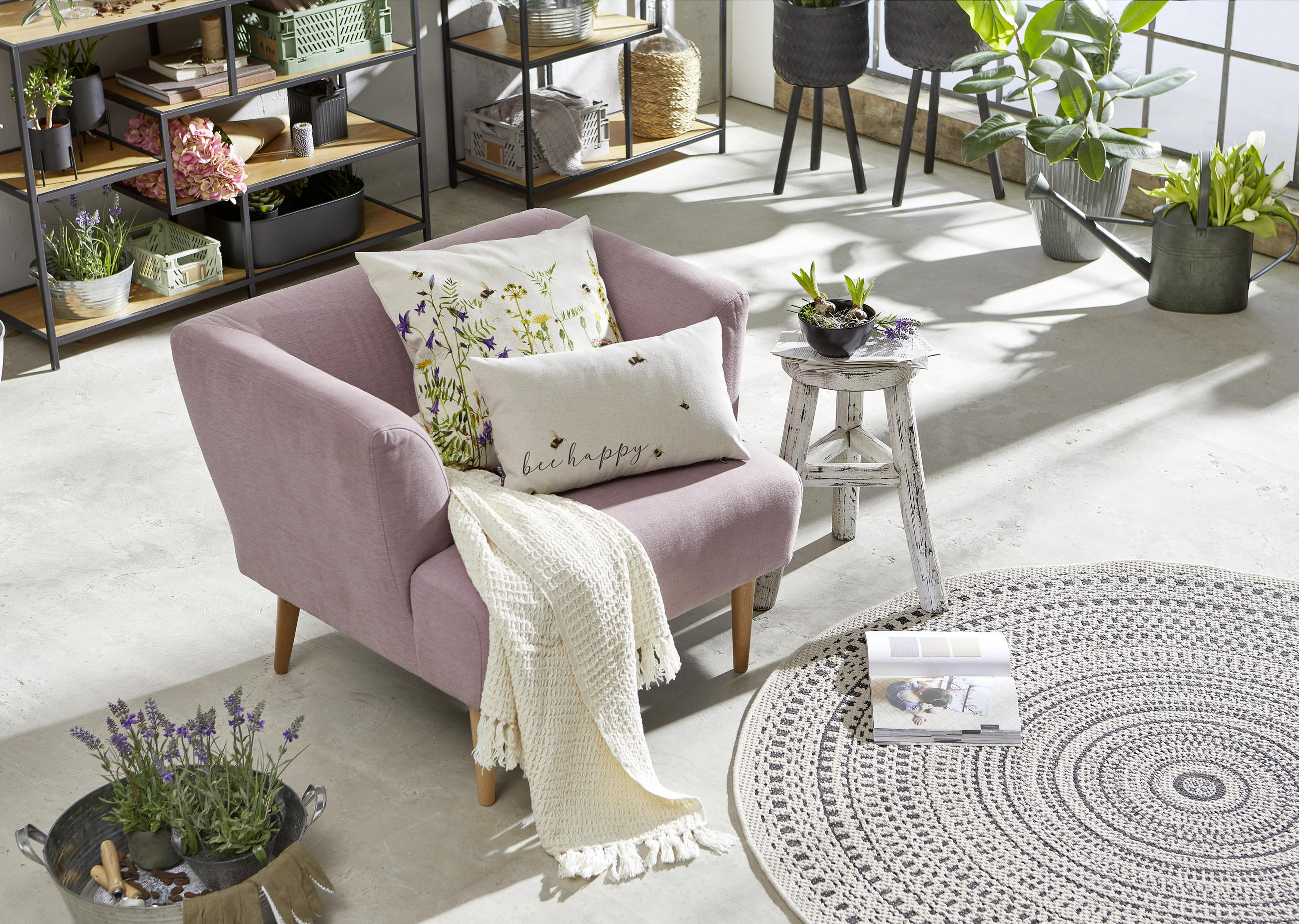 Růžové rohové křeslo