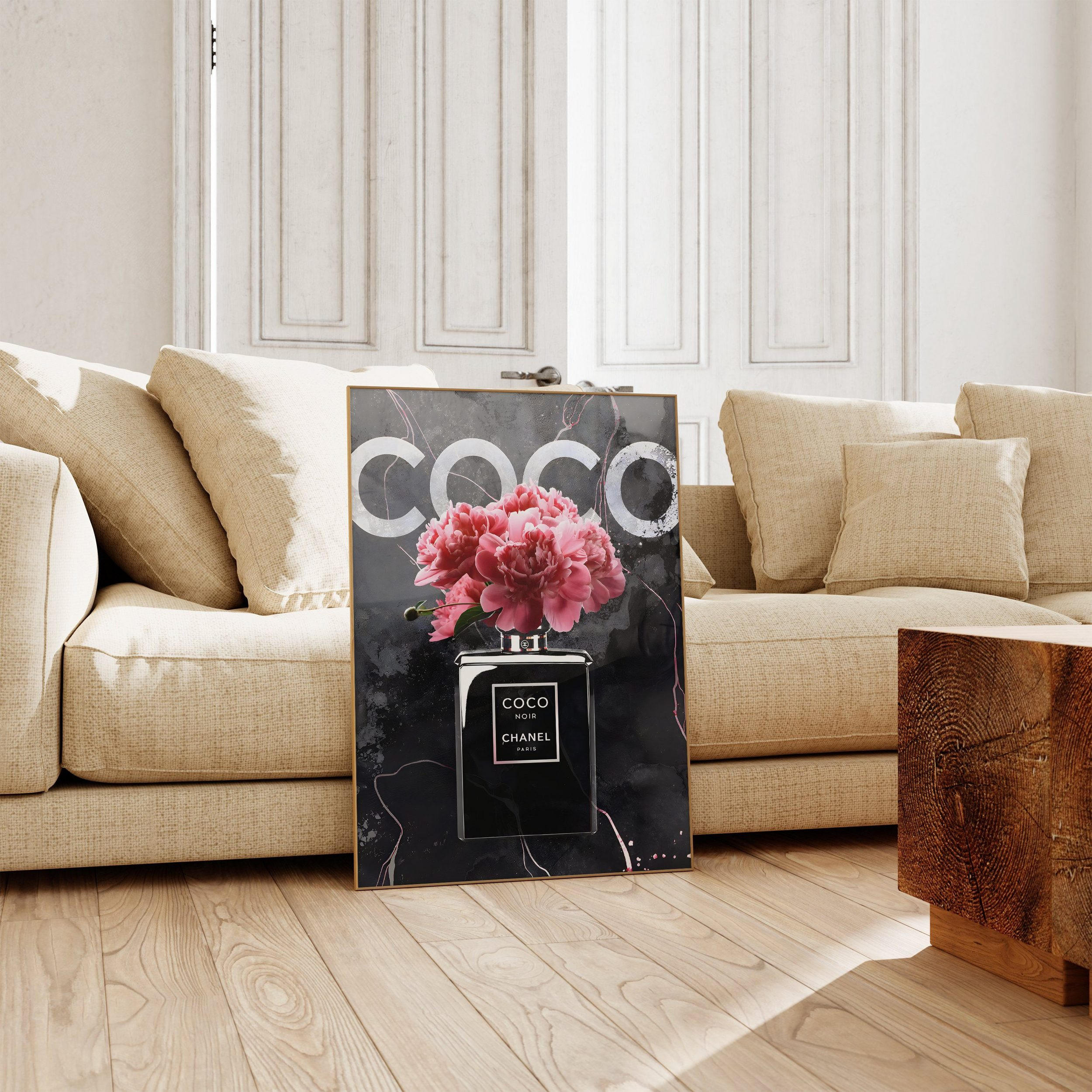 POSTER Coco Noir – Elegantes Parfüm-Flakon mit Pfingstrosen - ohne Rahmen - Schwarz/Rosa, Naturmaterialien (10/15/0.1cm) - Justgoodmood