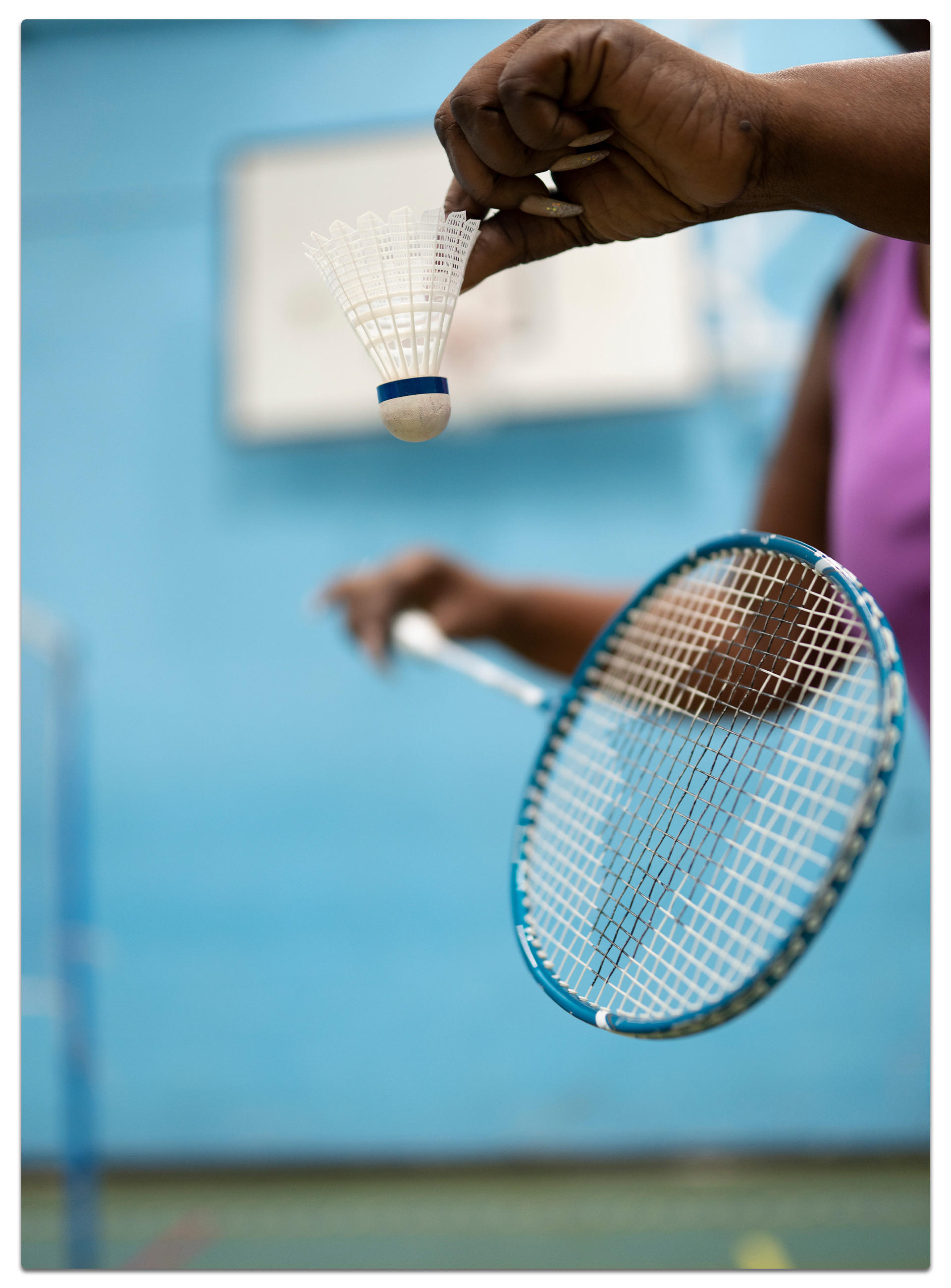Spieler mit Badmintonschläger und Ball