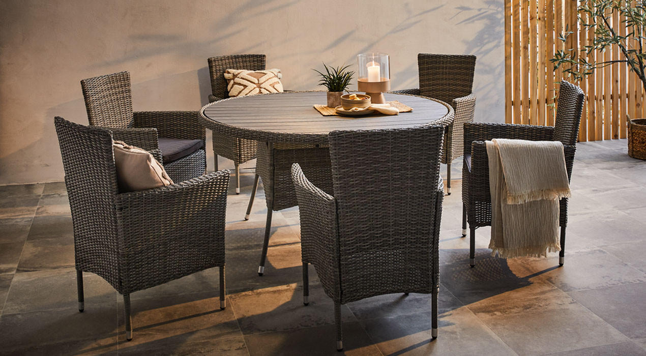 Kulatý zahradní stůl s polyratanovými zahradními křesly