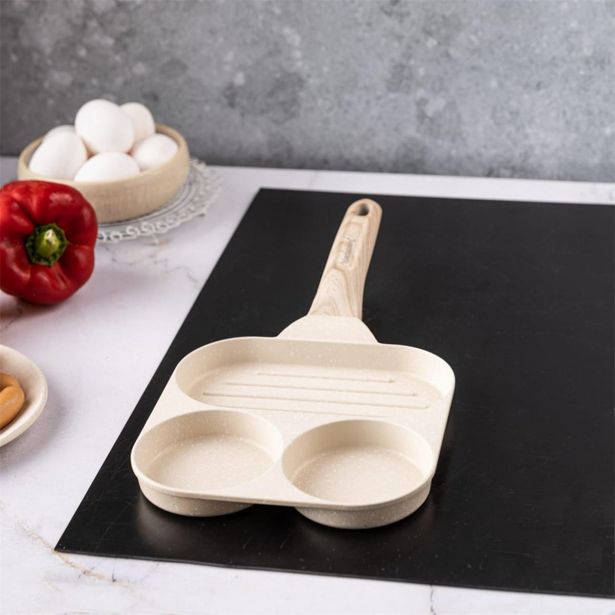 EIERPFANNE Creme 36/18.5/2.5 cm KB7818 - Creme, Metall (36cm) - Klausberg 