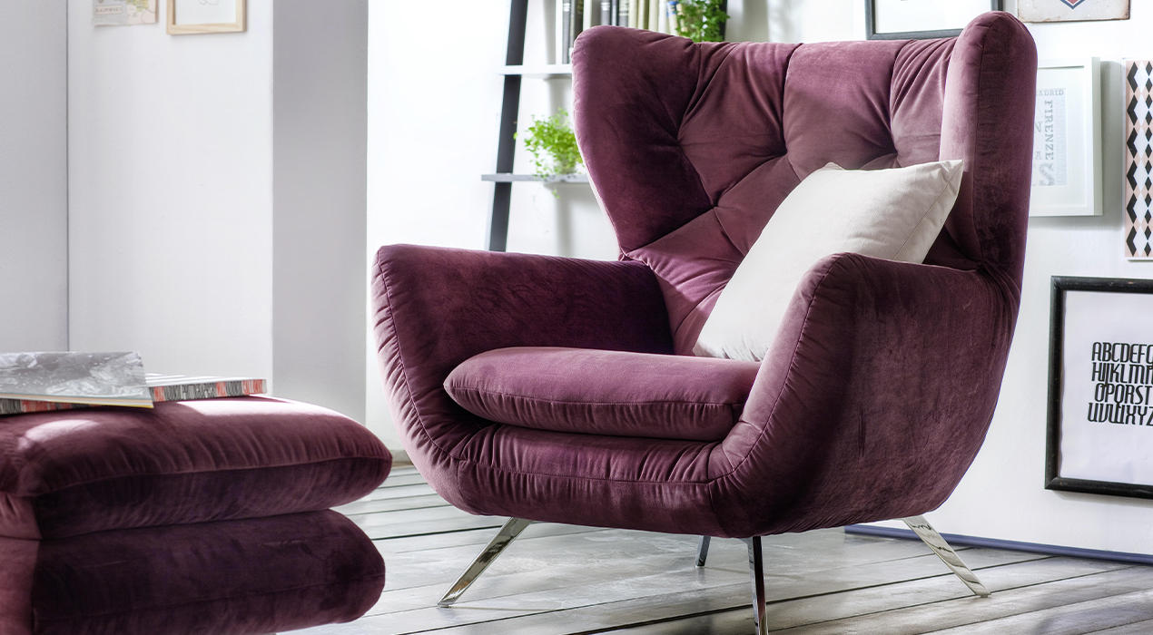 Lilaner Velours-Polstersessel mit Ohren und Hocker