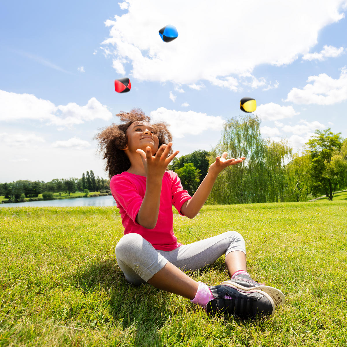 15XŽONGLOVACÍ míčky - různobarevná, plast/přírodní materiály (6.5/6.5cm) - Relaxdays