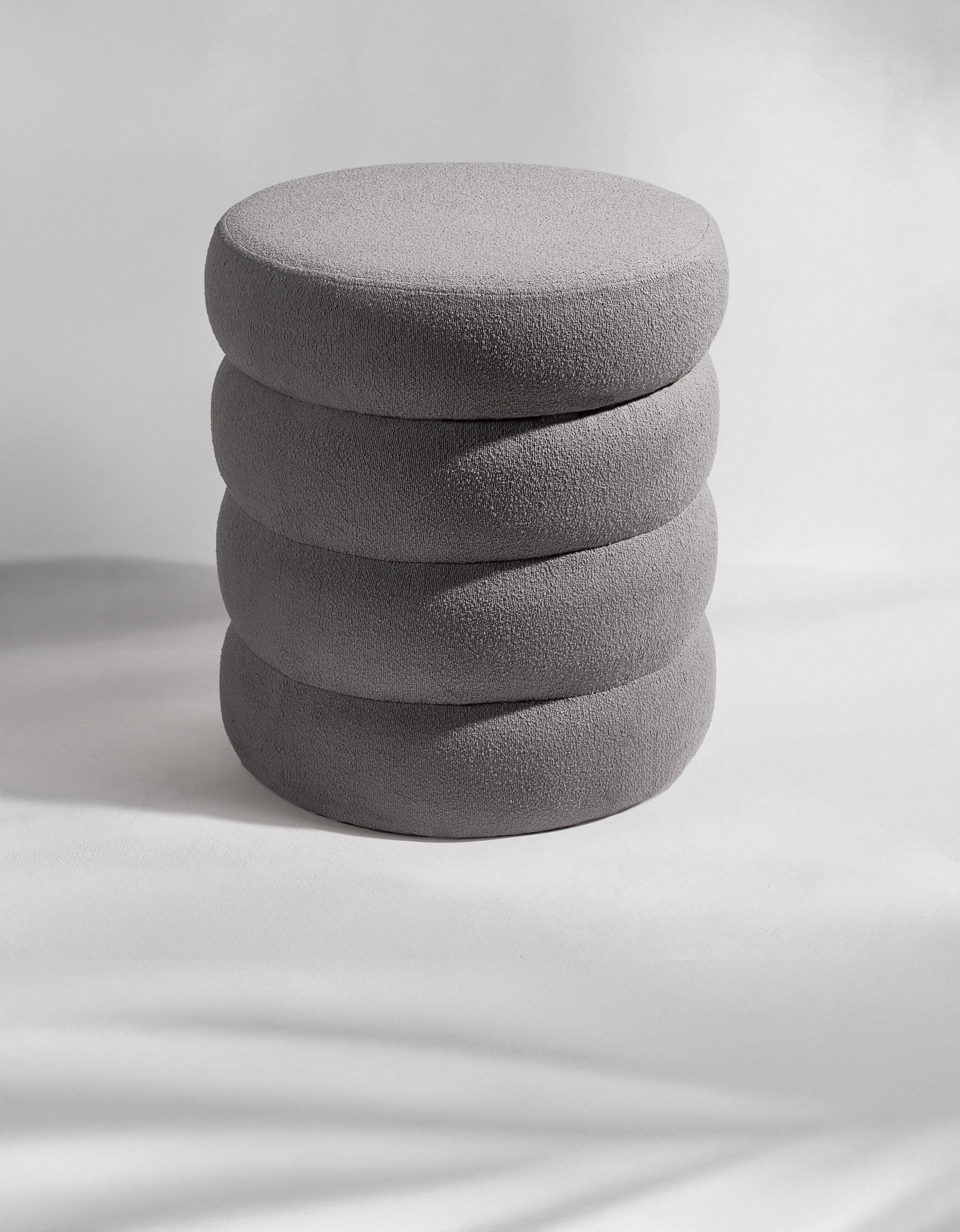 SITZHOCKER mit Stauraum Rund – Weicher Bouclé Pouf Grau - Grau, Textil (42/47/42cm) - Blumtal