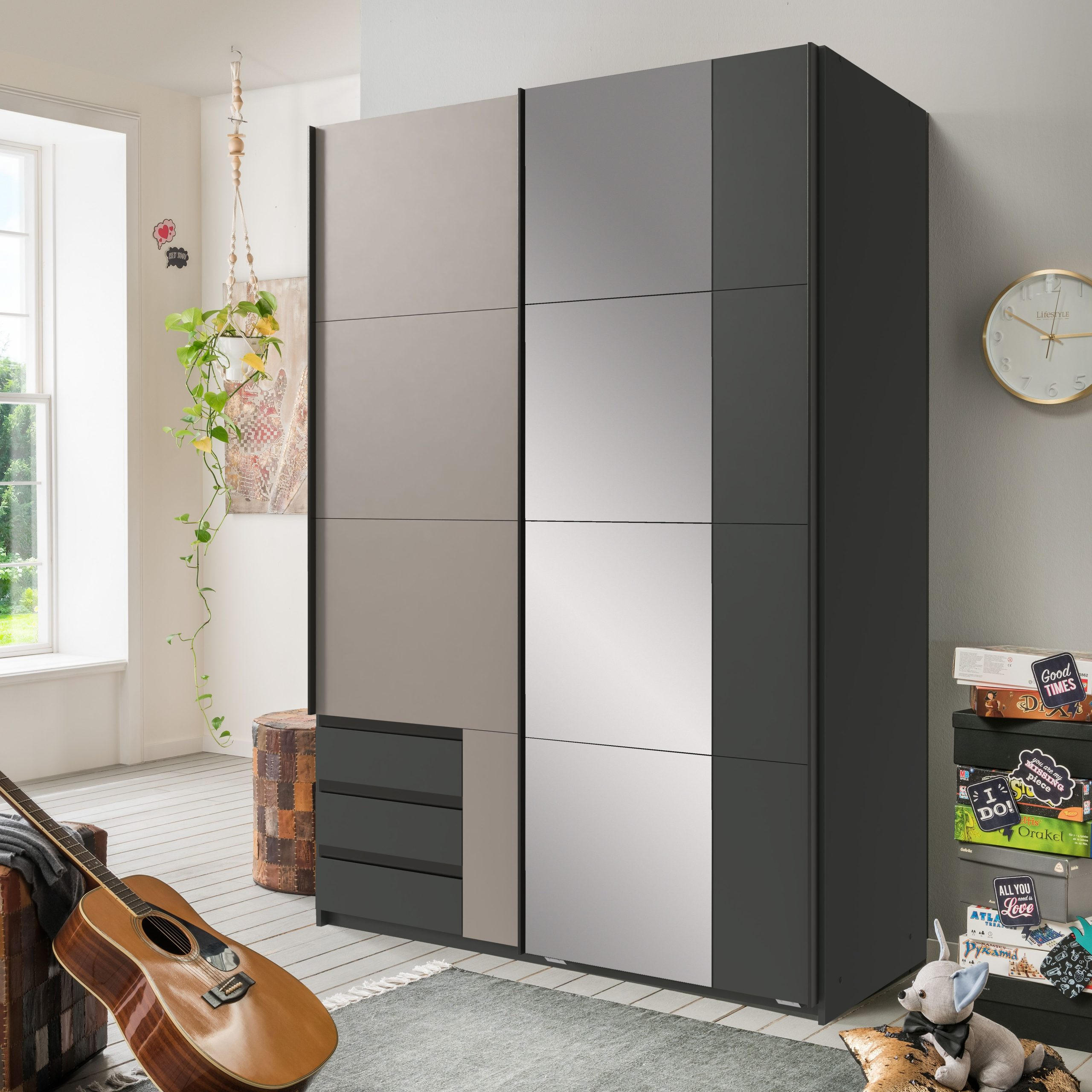 KLEIDERSCHRANK Emden in Graphit mit Saharagrau - Schwebetürenschrank Breite 135 cm mit Spiegel - Grau, Holzwerkstoff (135/198/65cm)